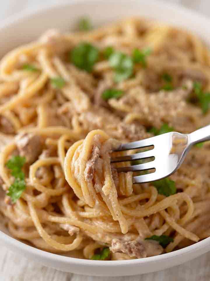 Spaghetti mit Blumenkohl Carbonara und veganem Speck