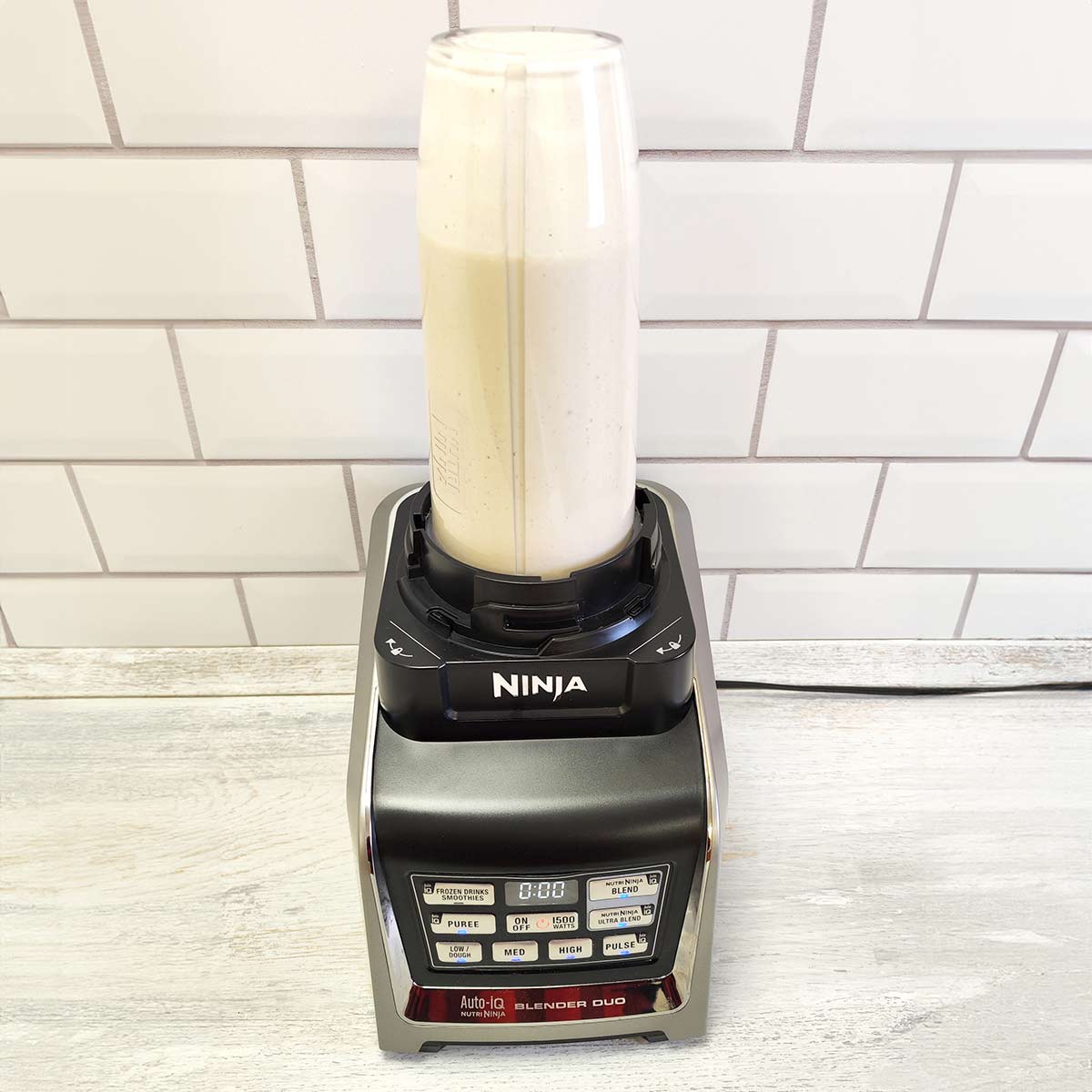 Die vegane Soße aus Cashewkernen und Tahini ist cremig und lecker. Vegane Soße aus Cashews und Tahini in einem Blender