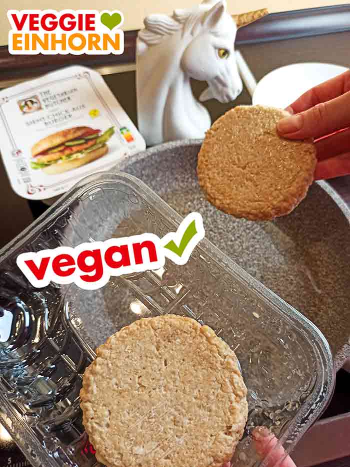 Entnahme der veganen Chicken Burger aus der Packung Die veganen Sieht-Chick-Aus Burger werden aus der Verpackung genommen