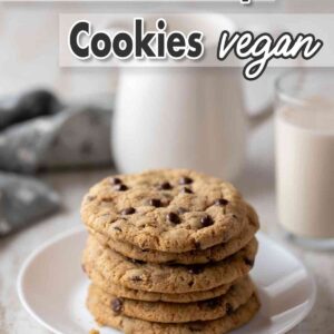 Stapel mit veganen Chocolate Chip Cookies mit Nüssen