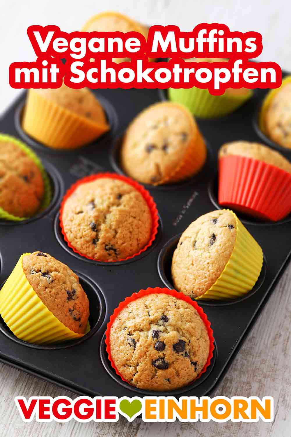 Vegane Muffins mit Schokotriopfen Vegane Muffins mit Schokotropfen im Muffinblech