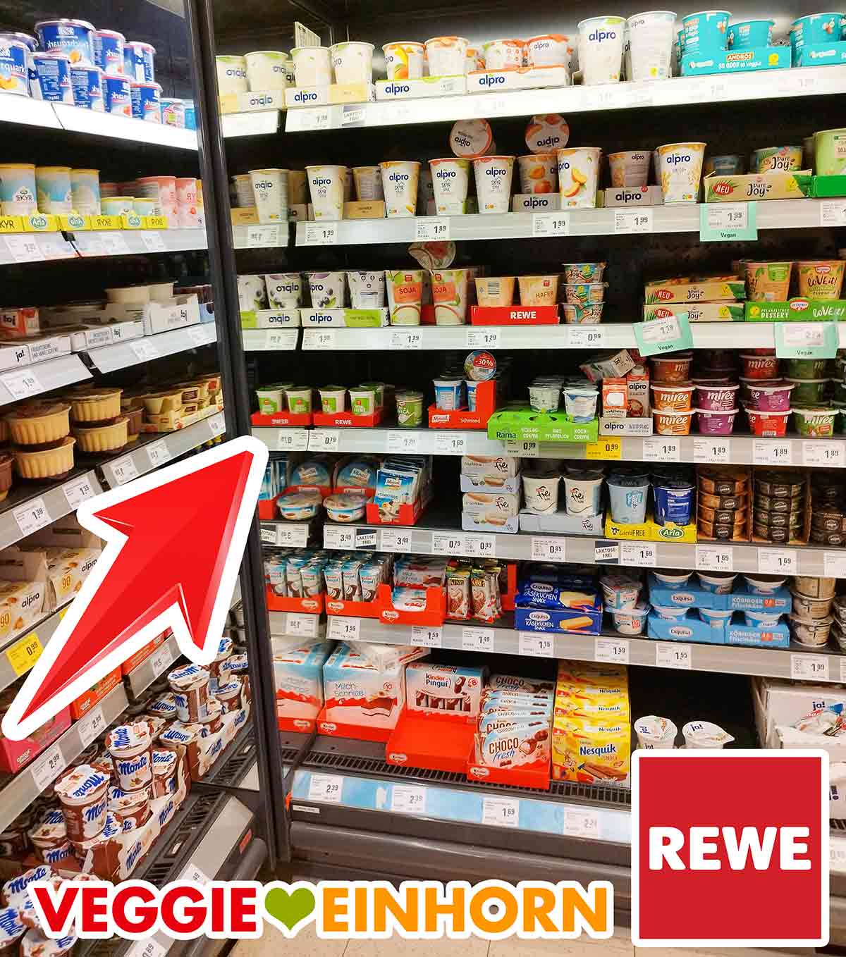 Die vegane Crème fraîche von Rewe Beste Wahl findest Du im Kühlregal. Kühlregal im Supermarkt mit der veganen Creme von Rewe