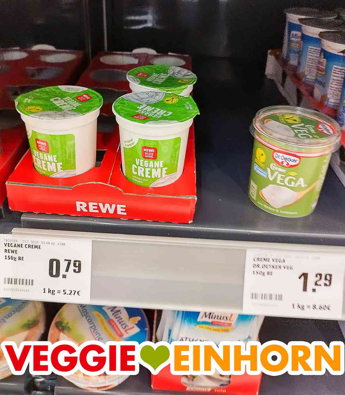 Die vegane Creme von Rewe Beste Wahl ist deutlich günstiger als die Creme vega von Dr. Oetker. Vegane Creme von Rewe und Dr. Oetker Creme vega im Kühlregal