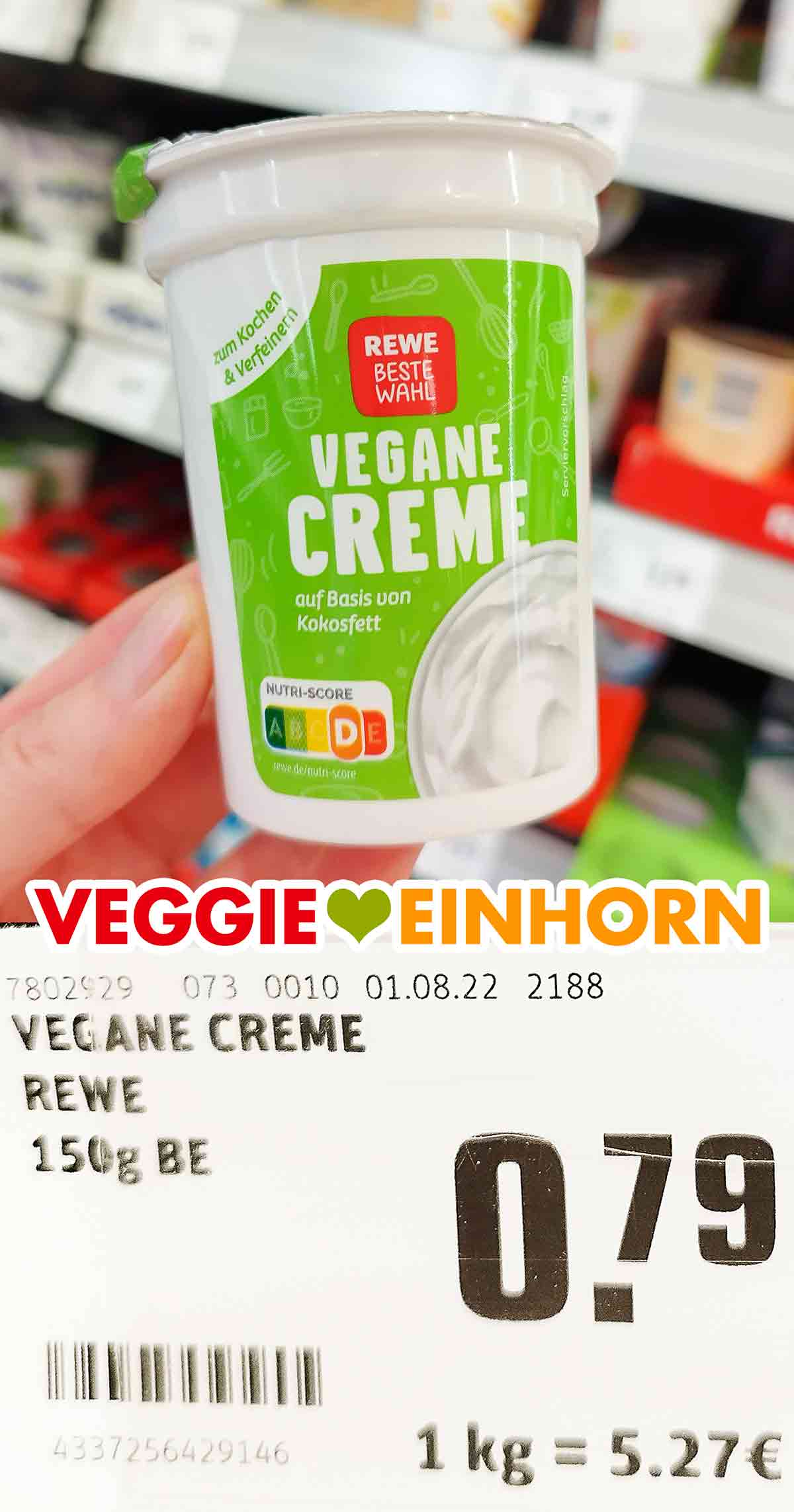 Die vegane Creme von Rewe ist sehr günstig. Der Preis ist 0,79 Euro. Ein Becher Rewe Vegane Creme und das Preisschild
