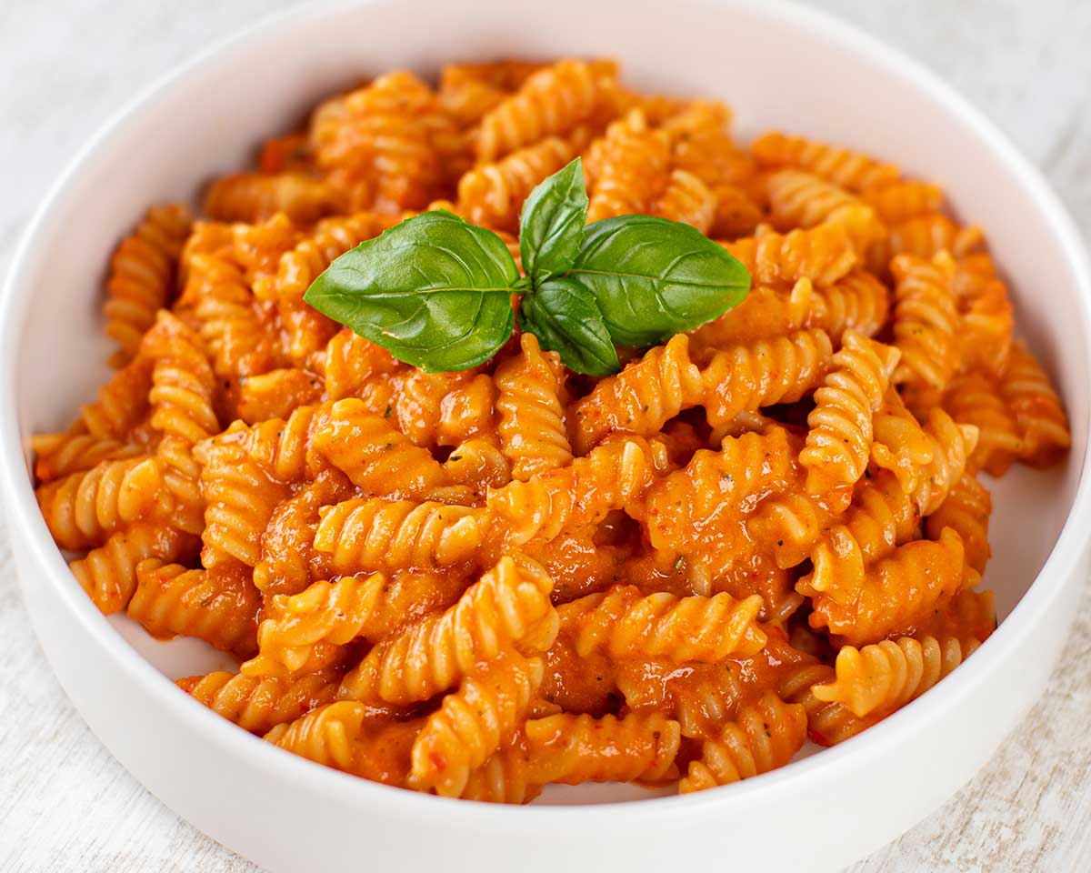 Vegane Nudelsauce mit ofengerösteter roter Paprika