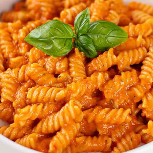 Nudeln mit veganer Pastasoße mit ofengerösteten Paprika