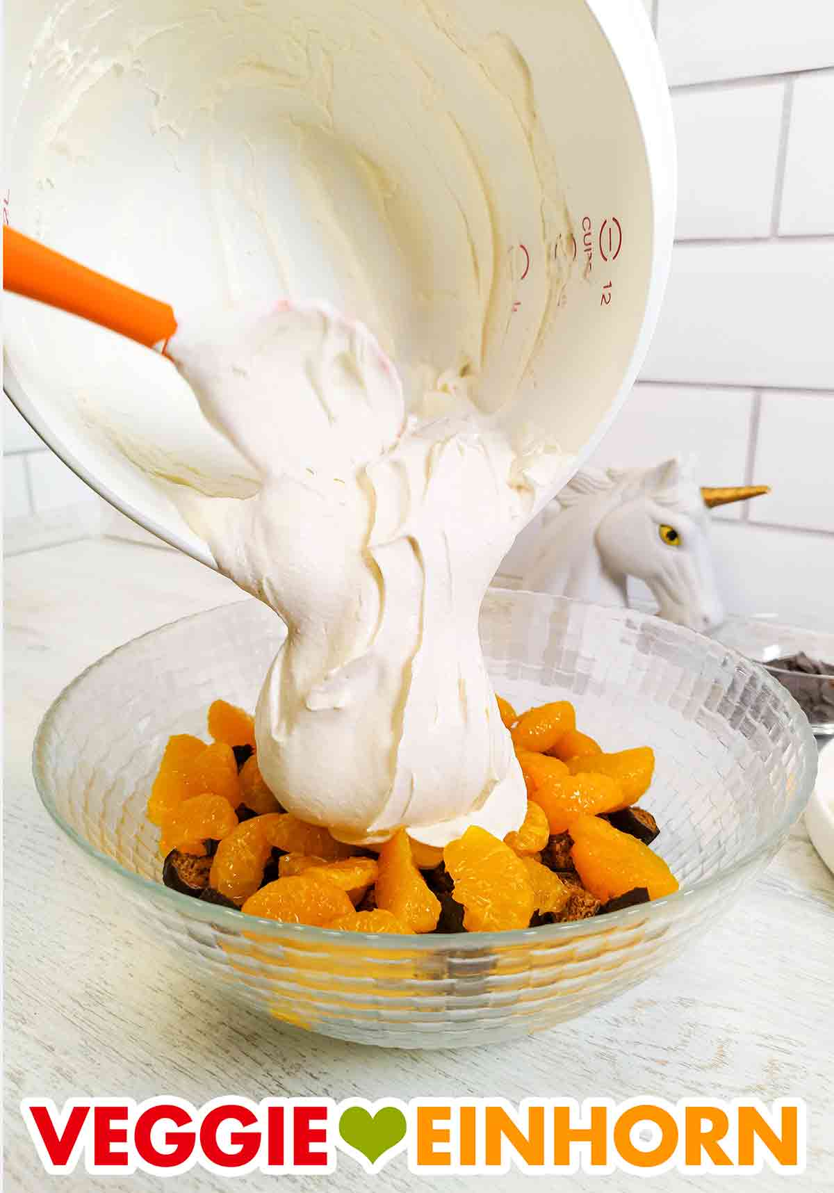 Die Creme ist locker und sahnig. Sie ist sehr lecker! Nahaufnahme der veganen Dessertcreme aus Quark und Schlagsahne