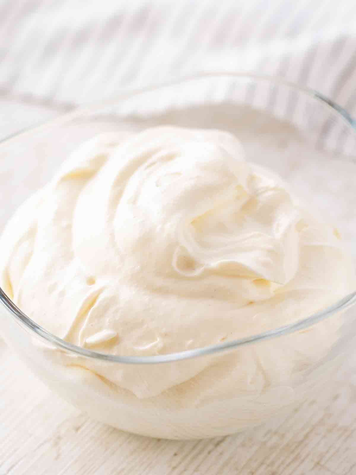 Vegane Dessert Creme mit Vanilleskyr und veganer Schlagsahne