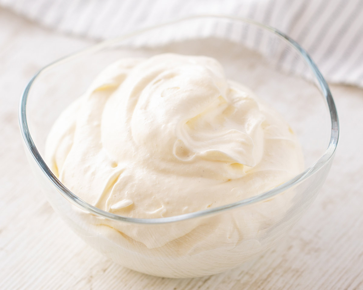 Vegane Dessertcreme mit Vanilleskyr und veganer Schlagsahne in einer Glasschale