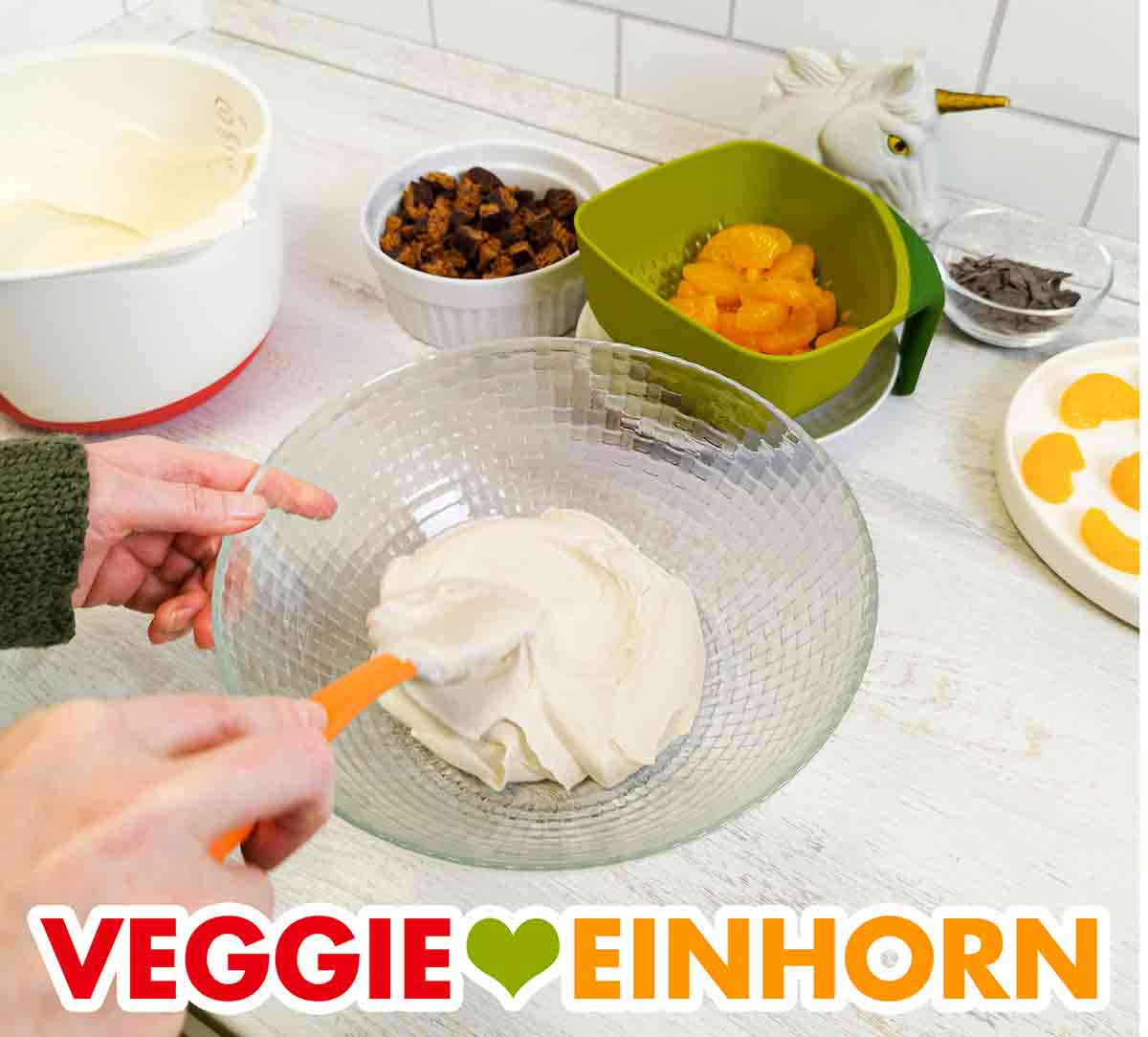 Die Creme aus veganer Schlagsahne und veganem Quark ist die unterste Schicht des Desserts. Vegane Dessertcreme in der Servierschüssel