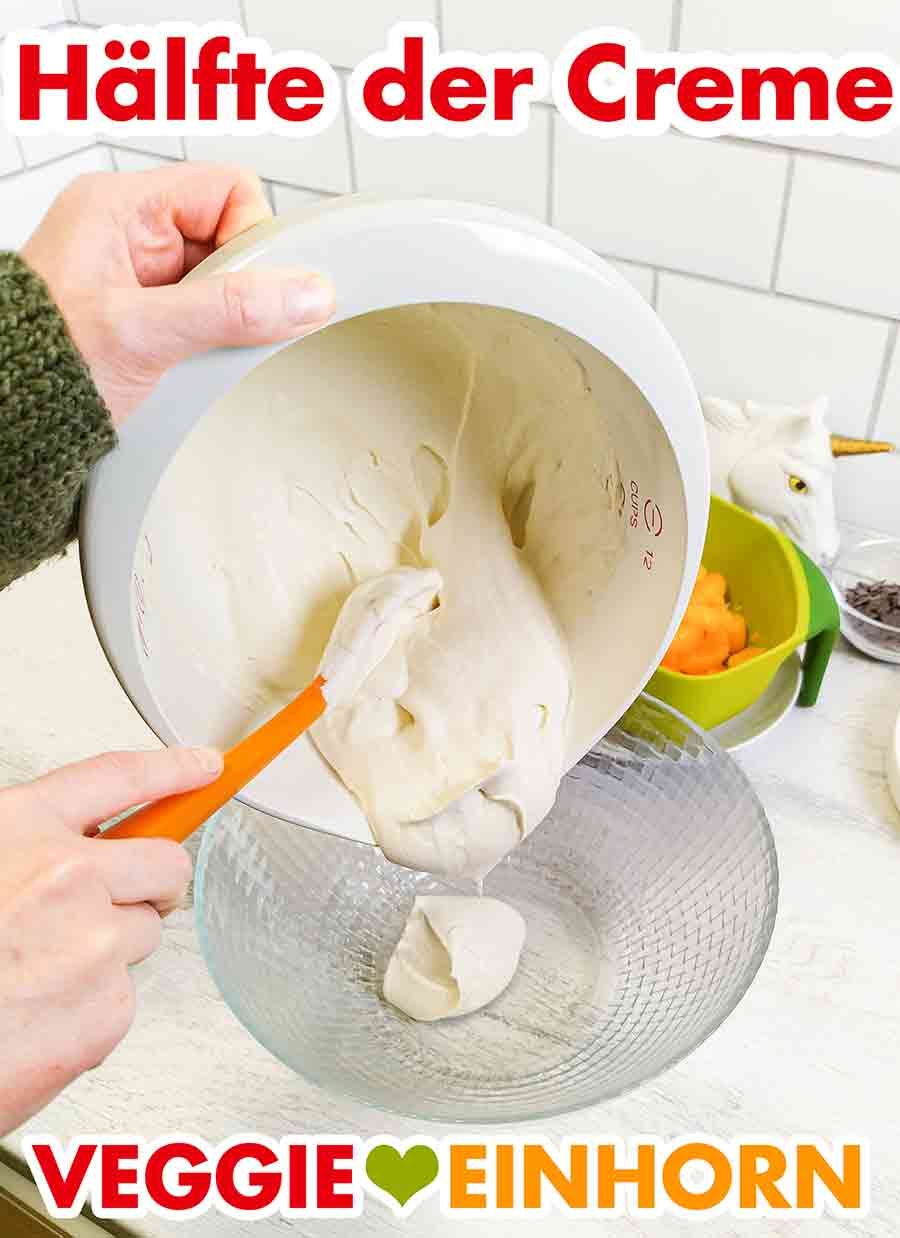 Als erstes kommt die Hälfte der veganen Dessertcreme unten in die Schüssel. Die Hälfte der Creme wird in eine Glasschüssel gegeben.