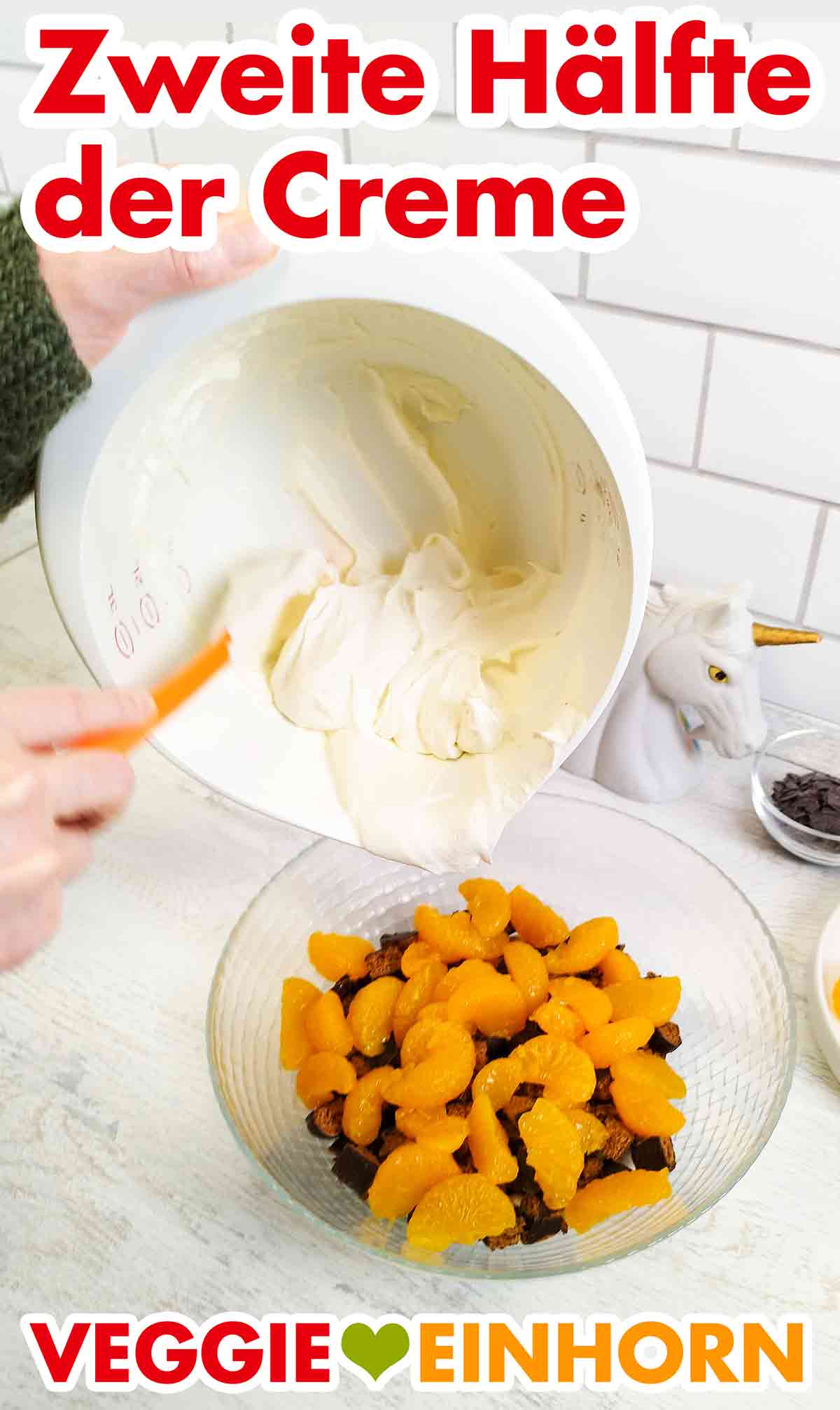 Oben drauf kommt wieder eine Schicht von der veganen Dessertcreme. Die zweite Hälfte der veganen Creme wird zugefügt.