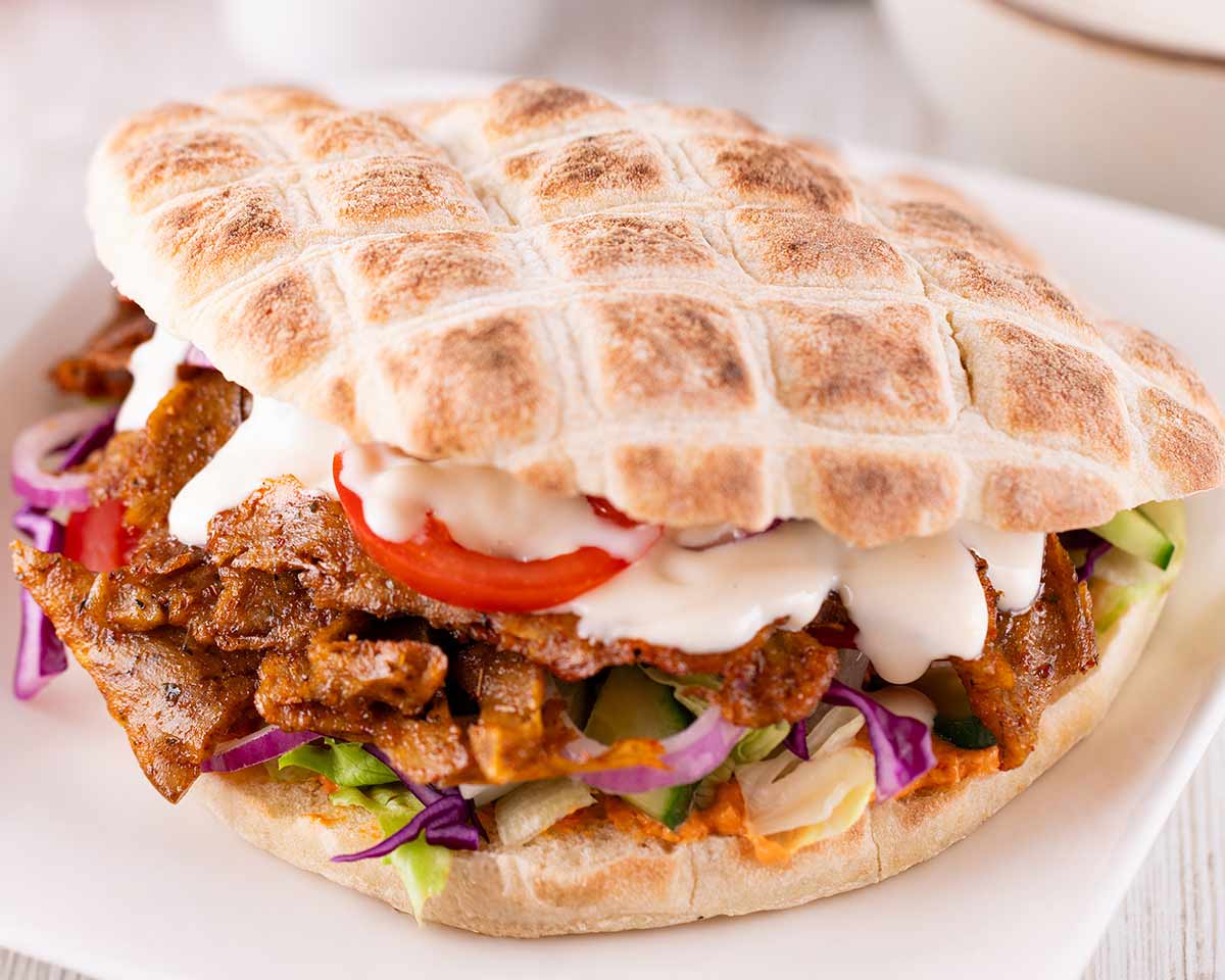 Vegane Dönertasche mit Salat und veganen Dönersoßen