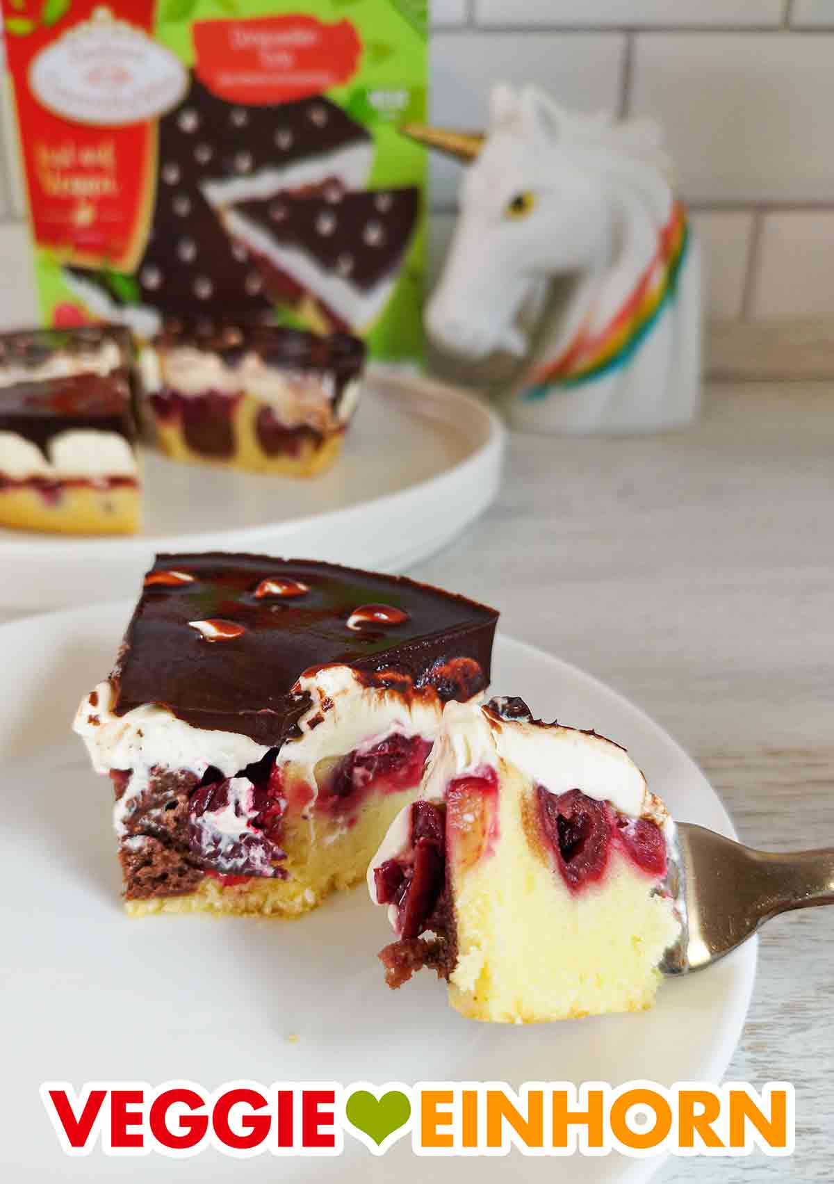 Hier sieht man gut die Kirschen und den Teig der veganen Donauwelle von Coppenrath und Wiese. Kuchengabel mit veganer Donauwellen Torte von Coppenrath und Wiese