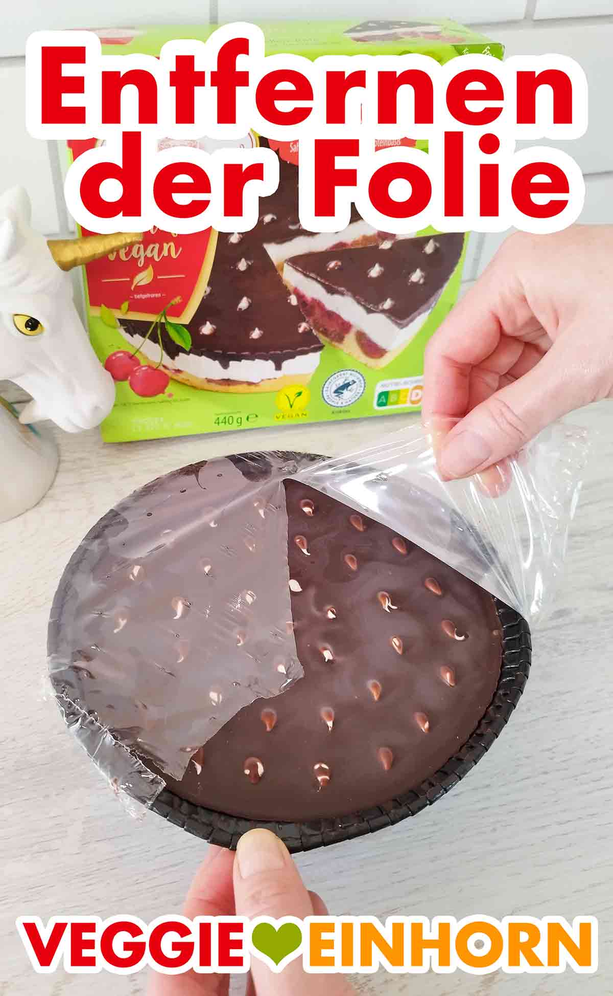 Die Folie wird von der veganen Donauwelle von Coppenrath und Wiese entfernt. Entfernen der Folie von der veganen Donauwellen Torte von Coppenrath und Wiese