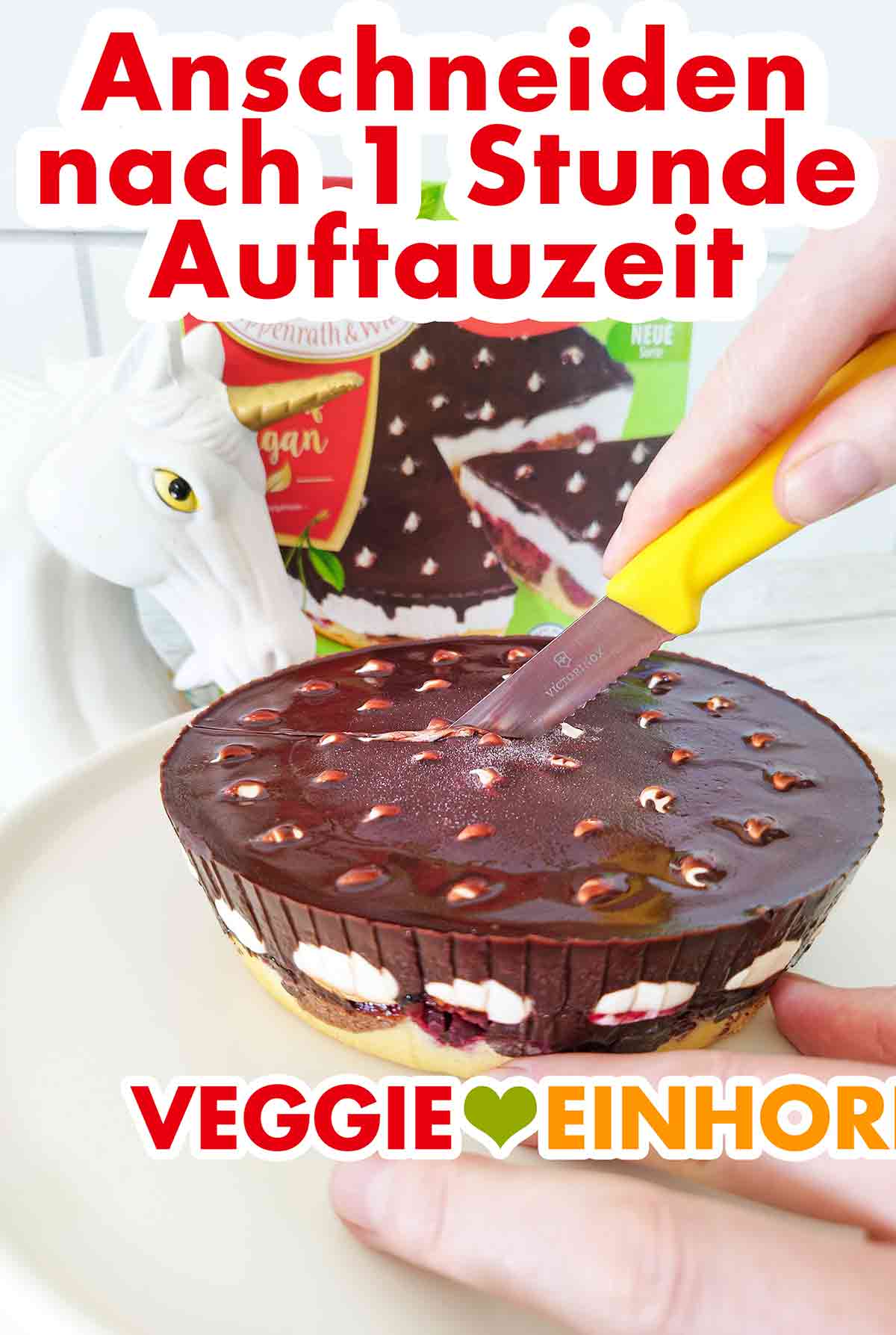 Anschneiden der angetauten veganen Donauwelle von Coppenrath und Wiese. Die angetaute vegane Donauwellen Torte wird mit dem Messer geschnitten