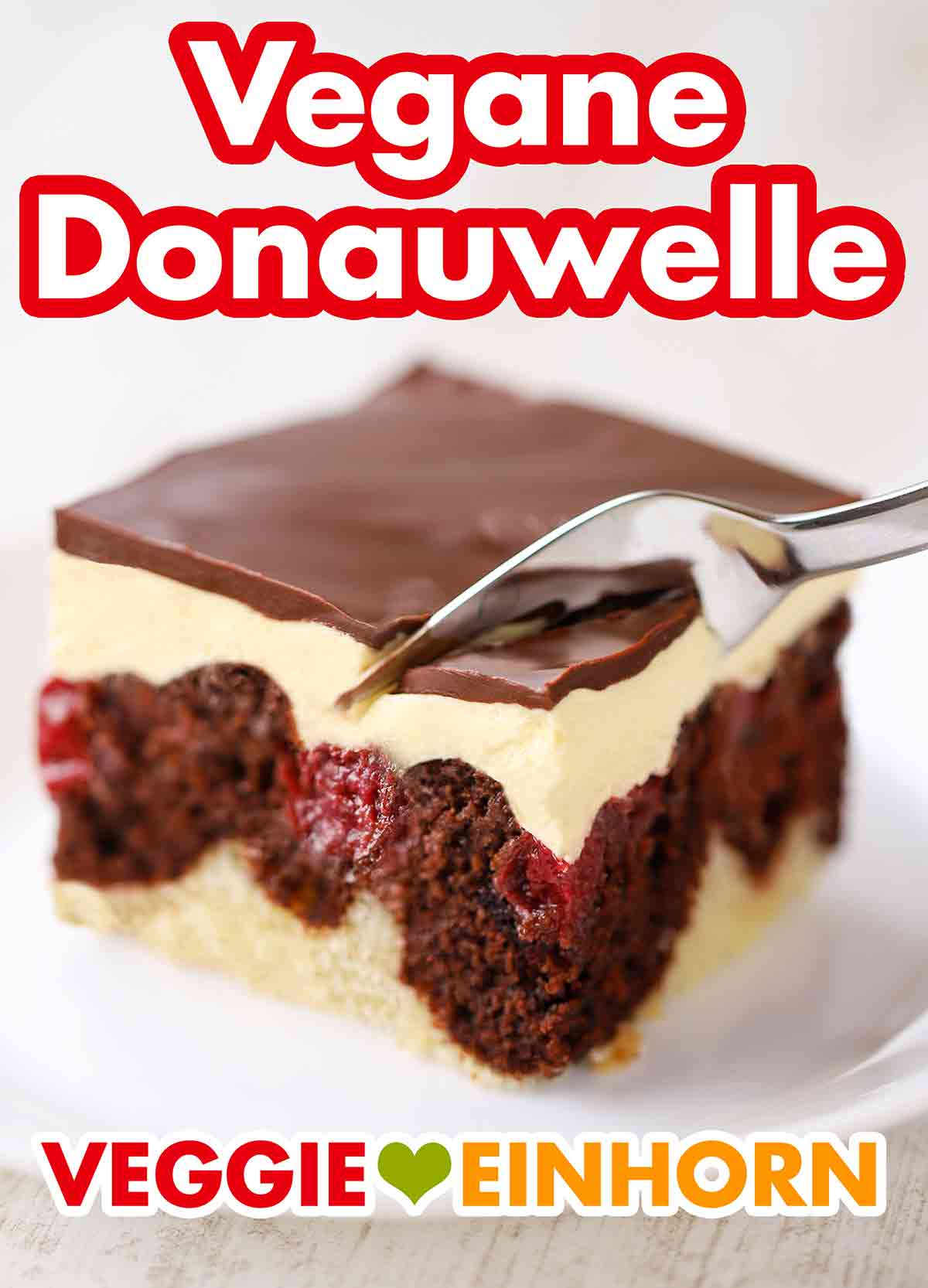 Die Schokoglasur für die Donauwelle ist weich und schneidbar. Die vegane Donauwelle wird serviert.