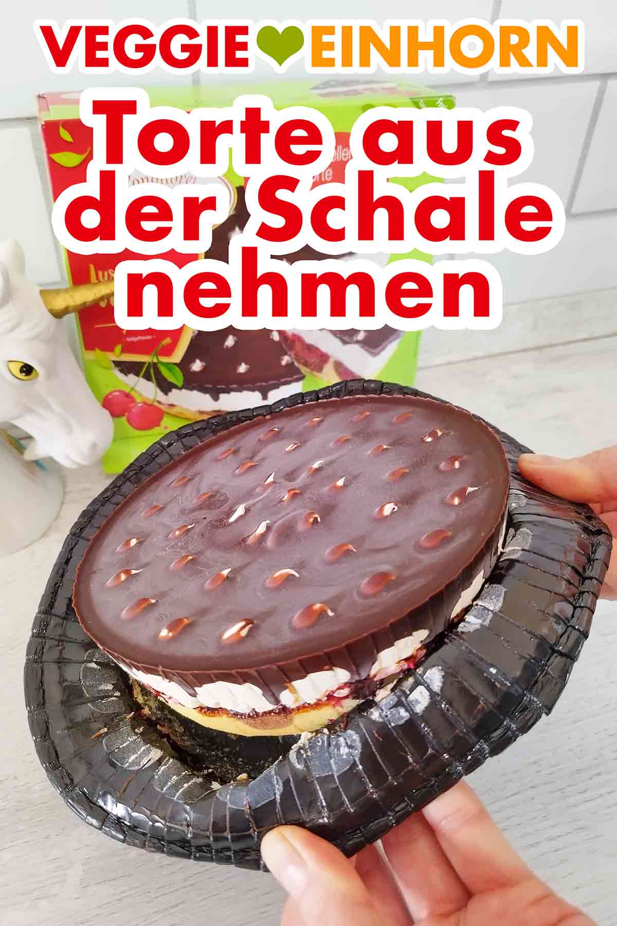 Vor dem Auftauen muss die Schale von der tiefgefrorenen veganen Donauwelle entfernt werden. Die tiefgekühlte vegane Donauwelle von Coppenrath und Wiese wird aus der Schale genommen.