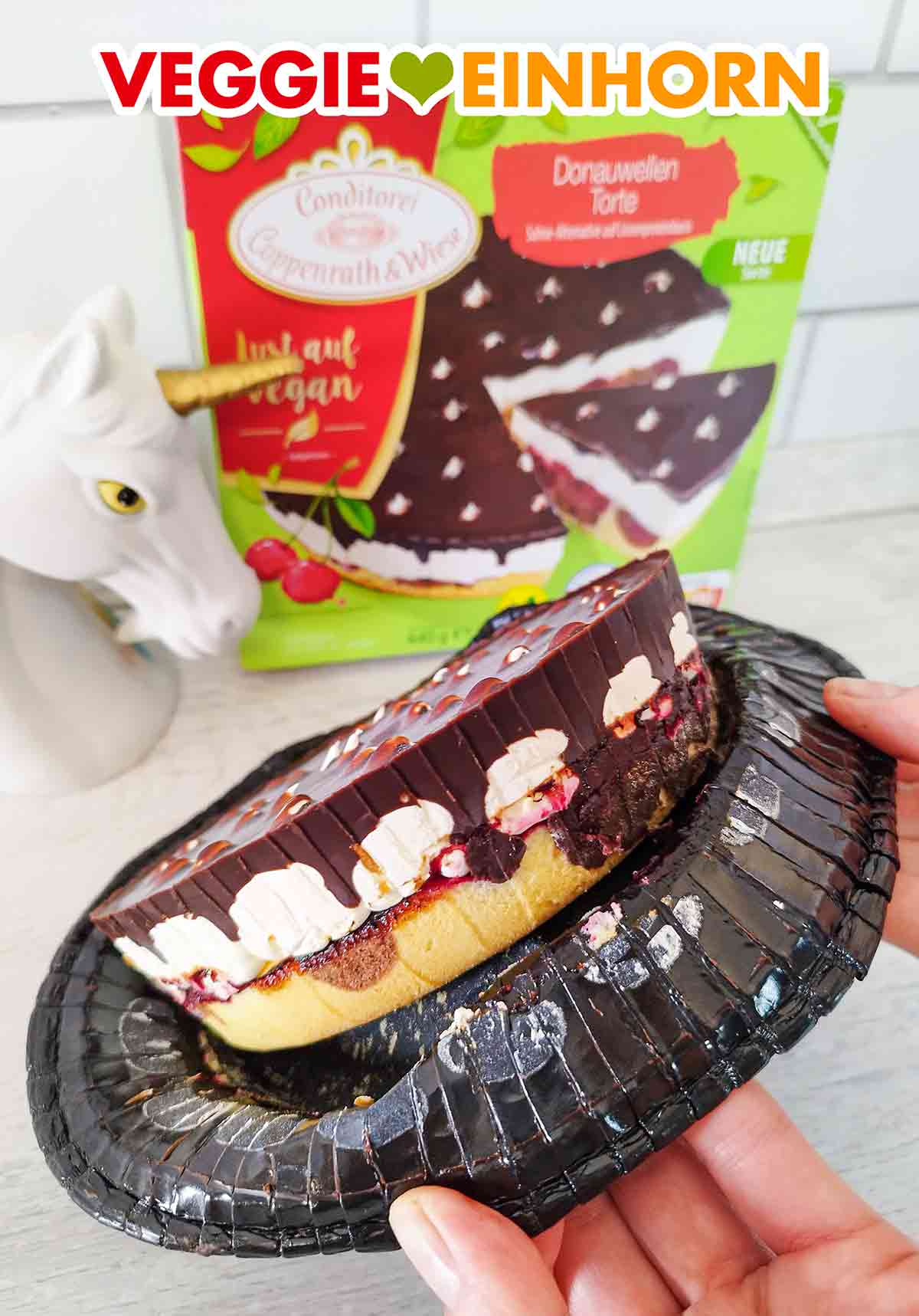 Die vegane Donauwelle muss vor dem Auftauen aus der Schale genommen werden. Die vegane Donauwellen Torte von Coppenrath und Wiese wird aus der Schale genommen.