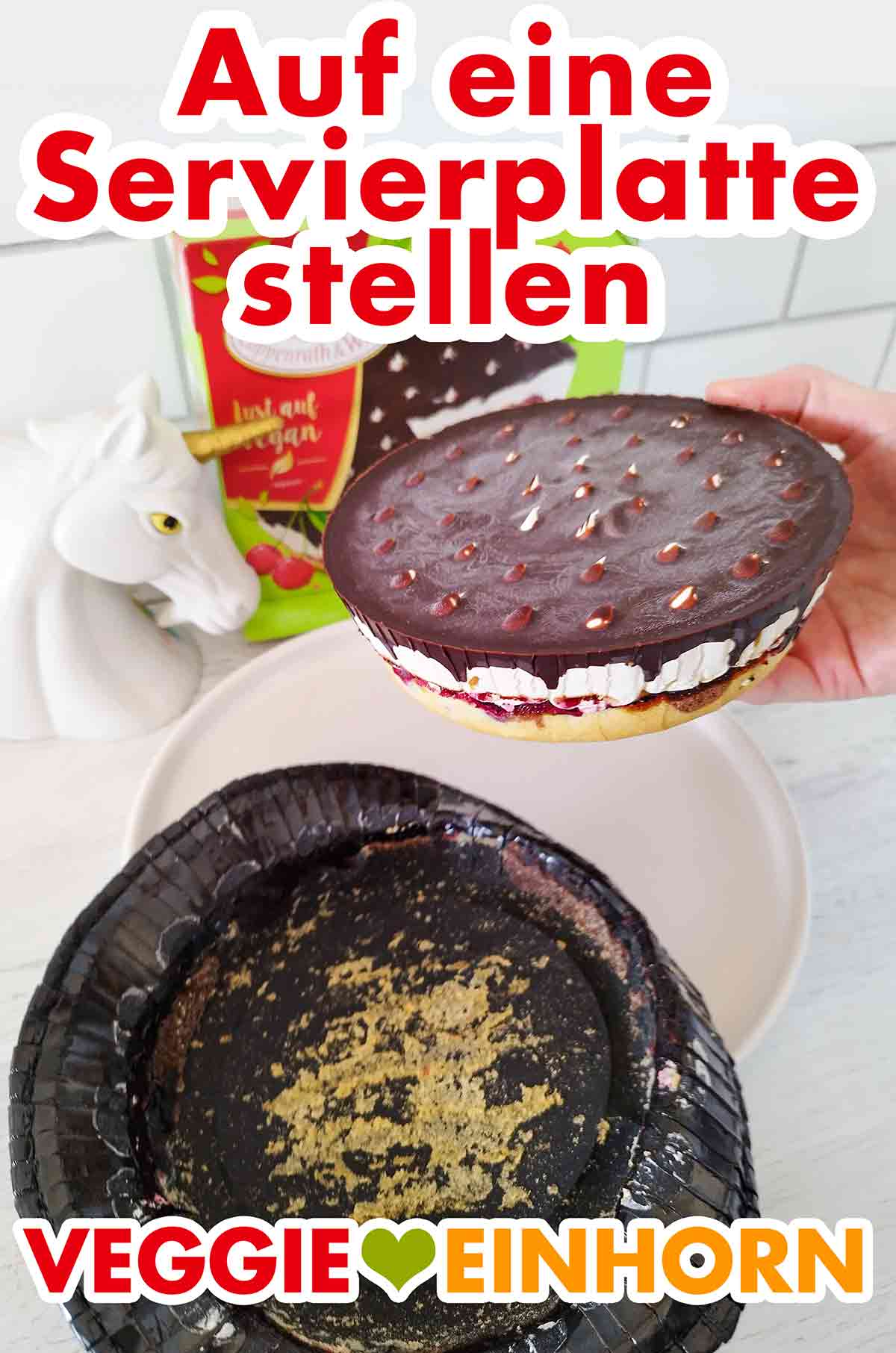 Zum Auftauen wird die tiefgefrorene vegane Donauwelle von Coppenrath und Wiese auf eine Servierplatte gelegt. Die vegane Donauwelle wird auf eine Servierplatte gelegt