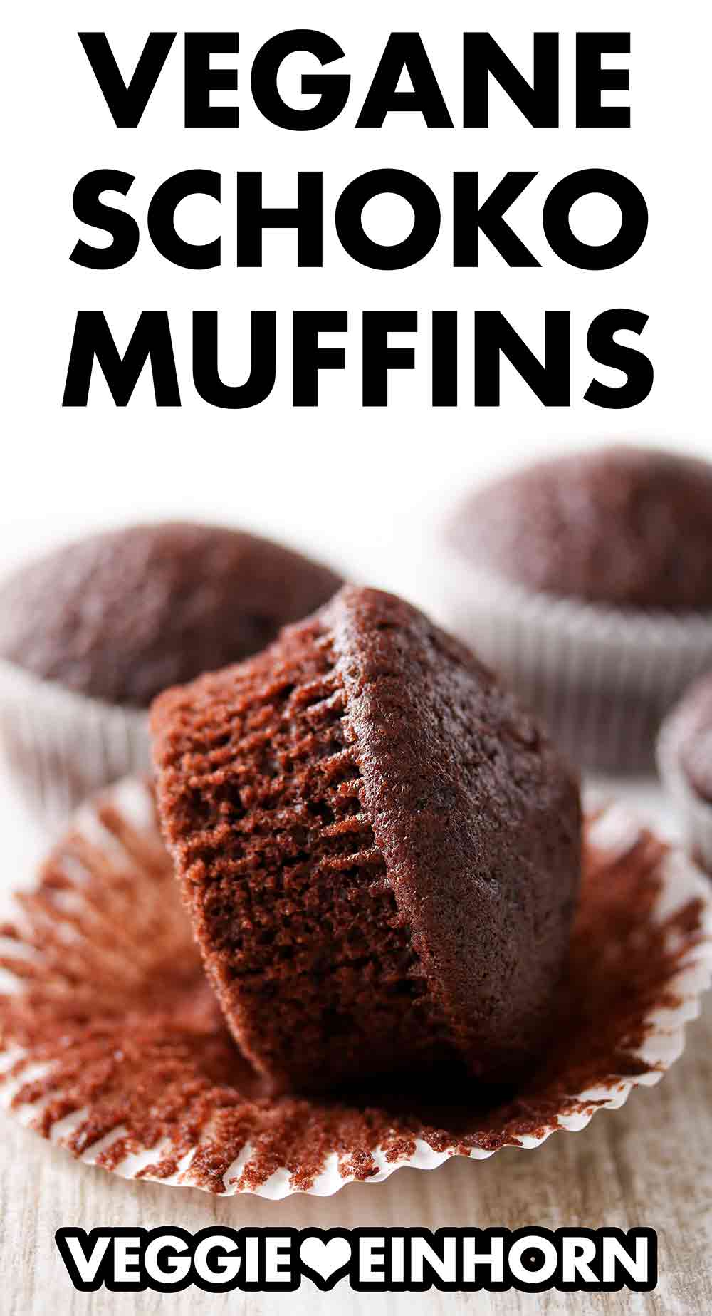 Die Schokomuffins mit Öl sind schnell und saftig. Vegane Schokomuffins auf einem Tisch