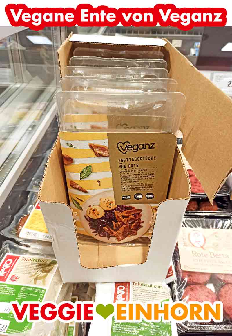 Veganz Ente Packungen in der Kühlung Packungen mit veganer Ente im Supermarkt