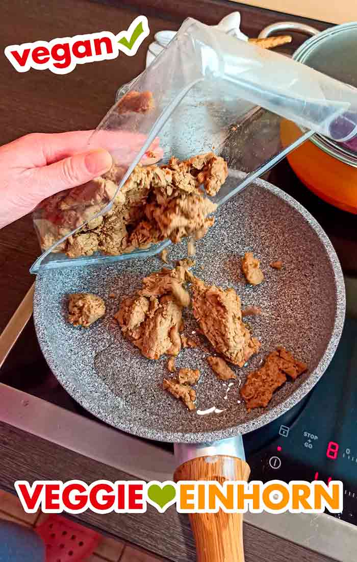 Die Veganz Ente wird in die Pfanne mit Öl gegeben. Die vegane Ente wird in die Pfanne gegeben.