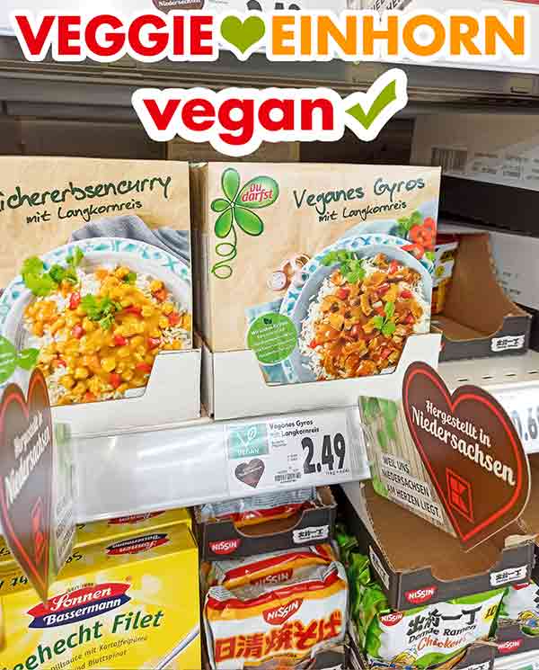 Die veganen Fertiggerichte von Du Darfst müssen nicht gekühlt werden. Supermarkt Regal mit zwei veganen Fertiggerichten von Du Darfst