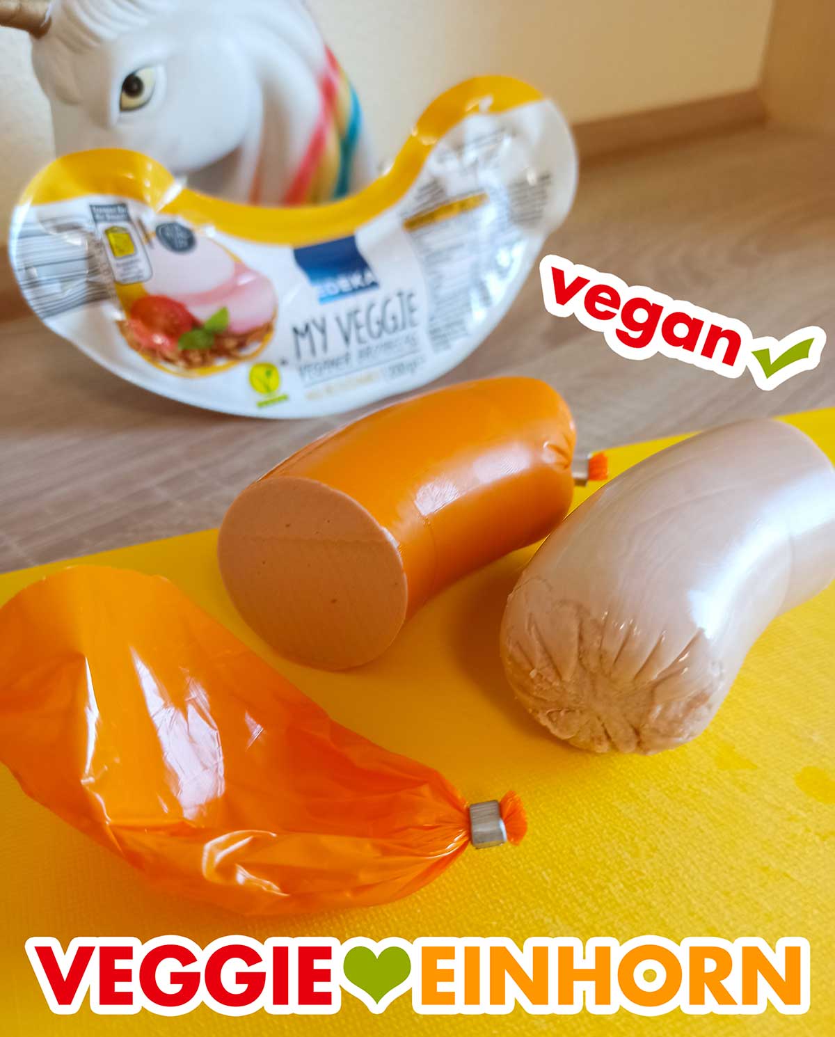 Durchgeschnittene vegane Fleischwurst Die vegane Fleischwurst von Edeka liegt auf dem Schneidebrett