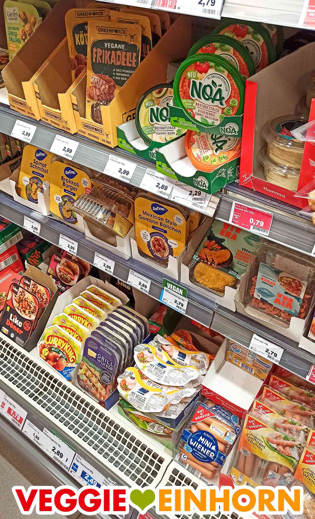 Kühlregal im Supermarkt mit My Veggie veganer Brotbelag Vegane Fleischwurst im Kühlregal bei Edeka