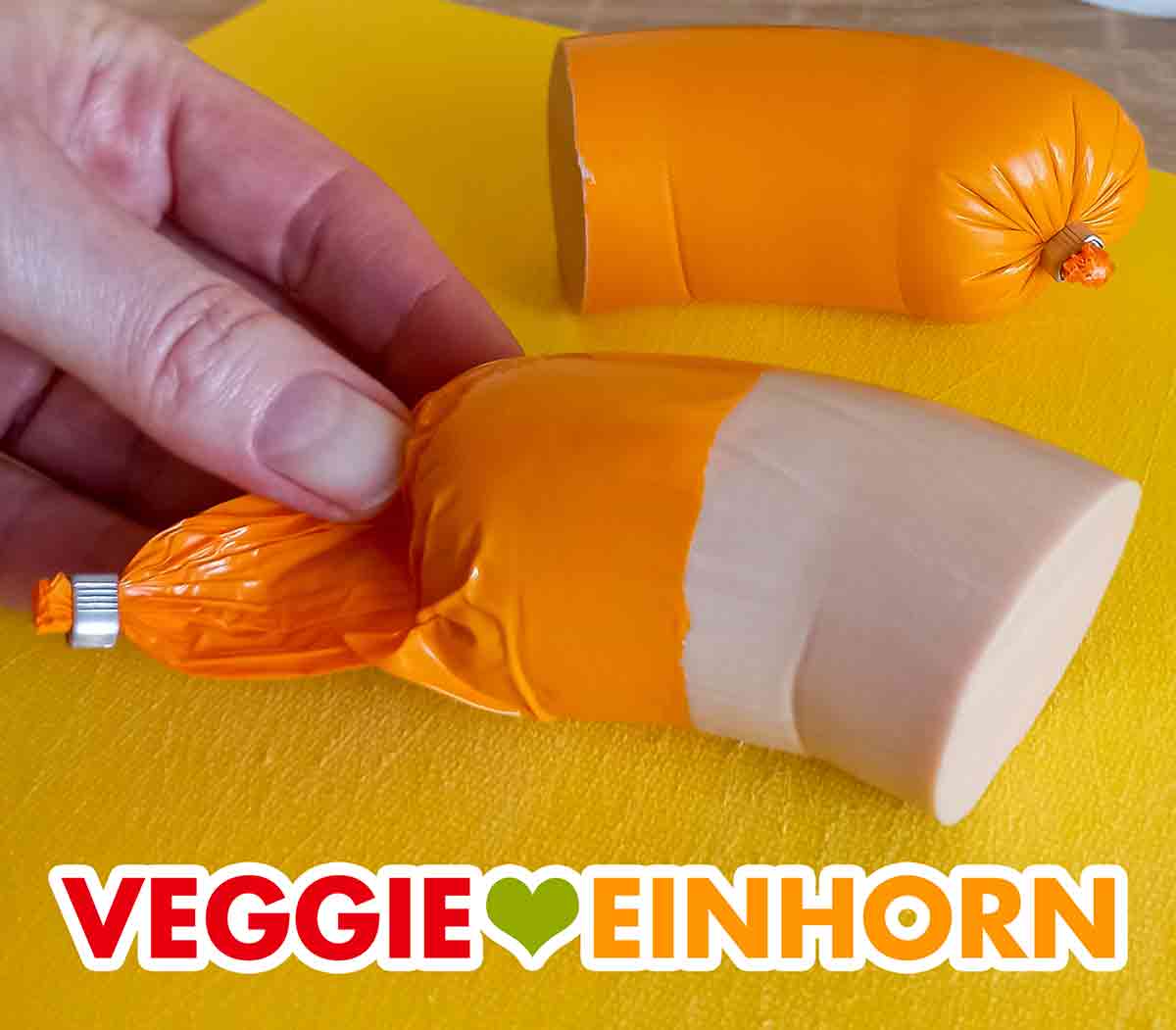 Die Wursthülle der veganen Fleischwurst ist nicht zum Verzehr geeignet. Orange Wursthülle der veganen Fleischwurst von Edeka