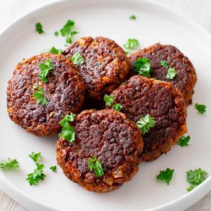 Vegane Frikadellen aus Kidneybohnen, Linsen und Sojagranulat.