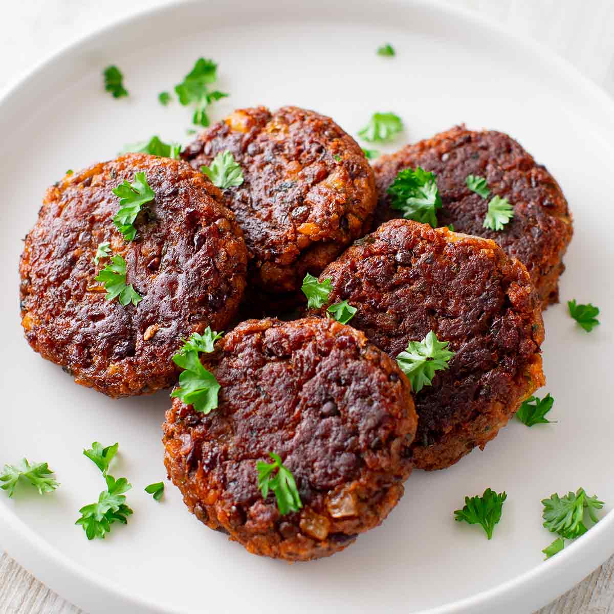 Vegane Frikadellen aus Kidneybohnen, Linsen und Sojagranulat.