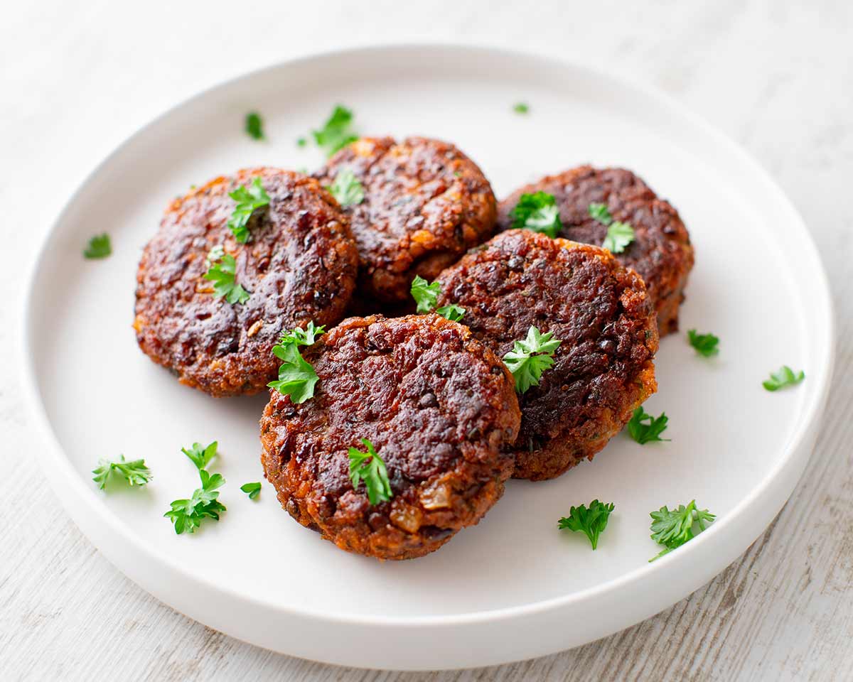 Die Frikadellen aus Kidneybohnen, Linsen und Sojagranulat sind vegetarisch und vegan. Vegane Frikadellen mit Kidneybohnen, Sojagranulat und Linsen