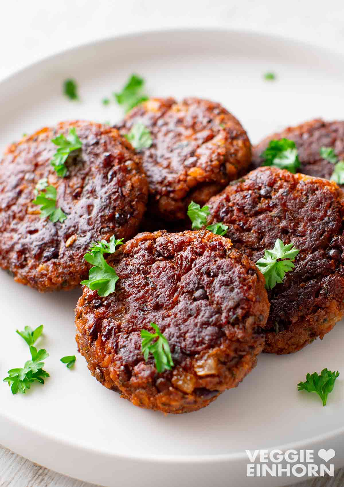 Die Buletten sind vegan und vegetarisch. Vegane Frikadellen aus Kidneybohnen, feinen Sojaschnetzeln und Linsen