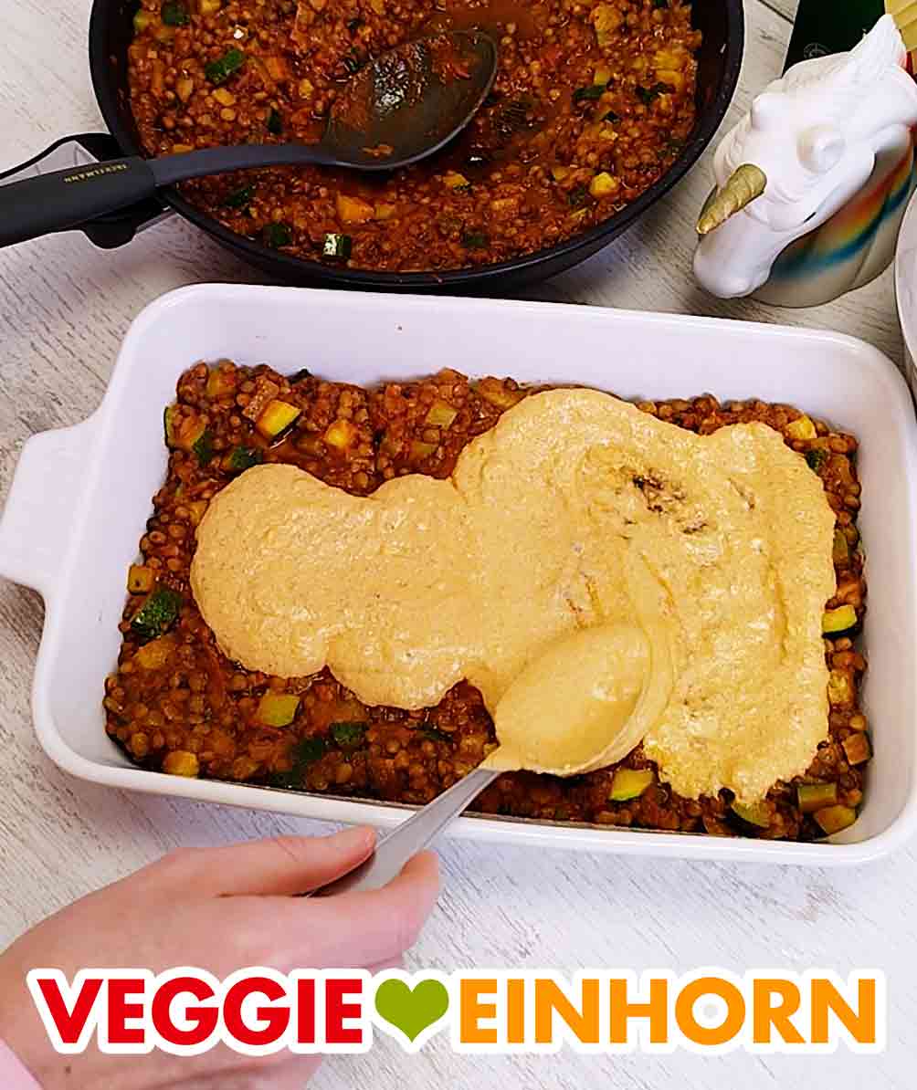 Die Soße verteilen. Verteilen der veganen Frischkäse-Pesto-Soße