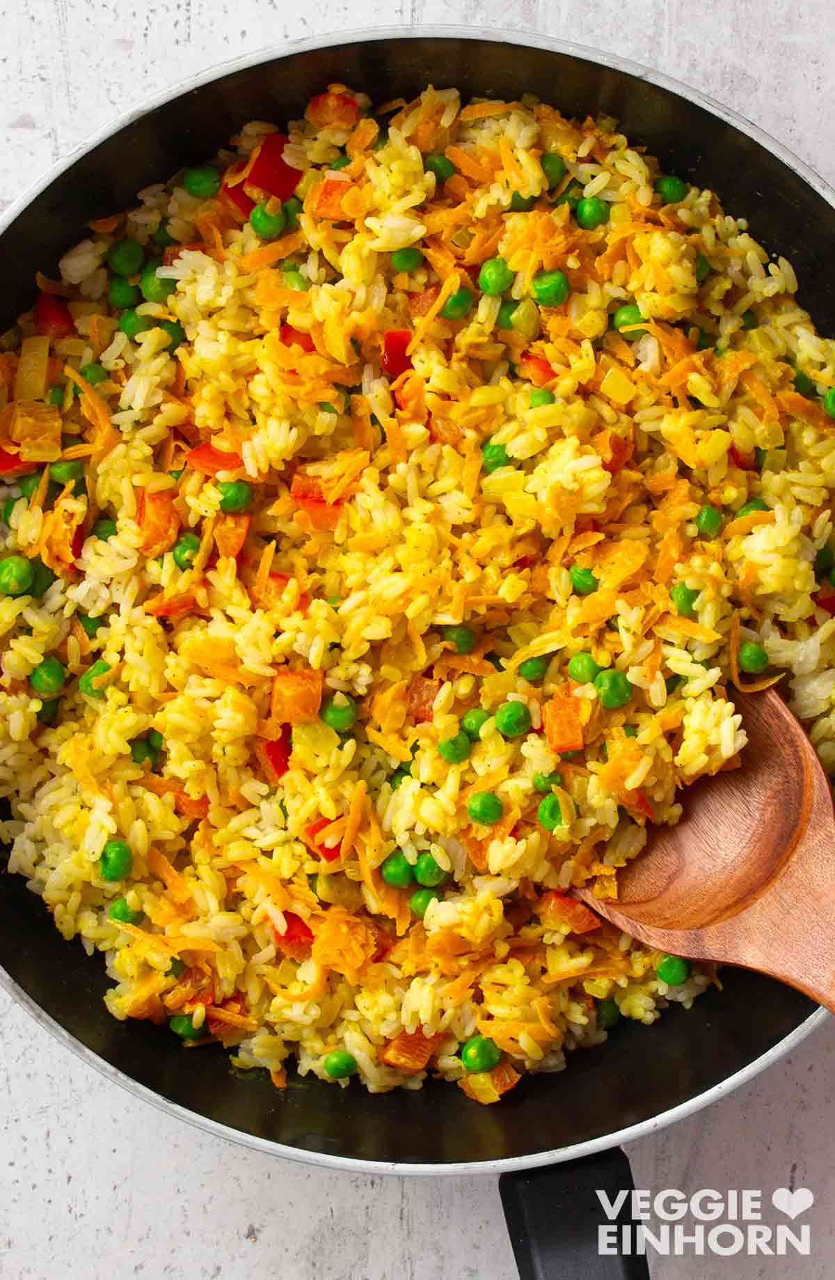 Gemüsepfanne mit Reis und veganem Frischkäse Vegane Reispfanne mit Gemüse und Frischkäse