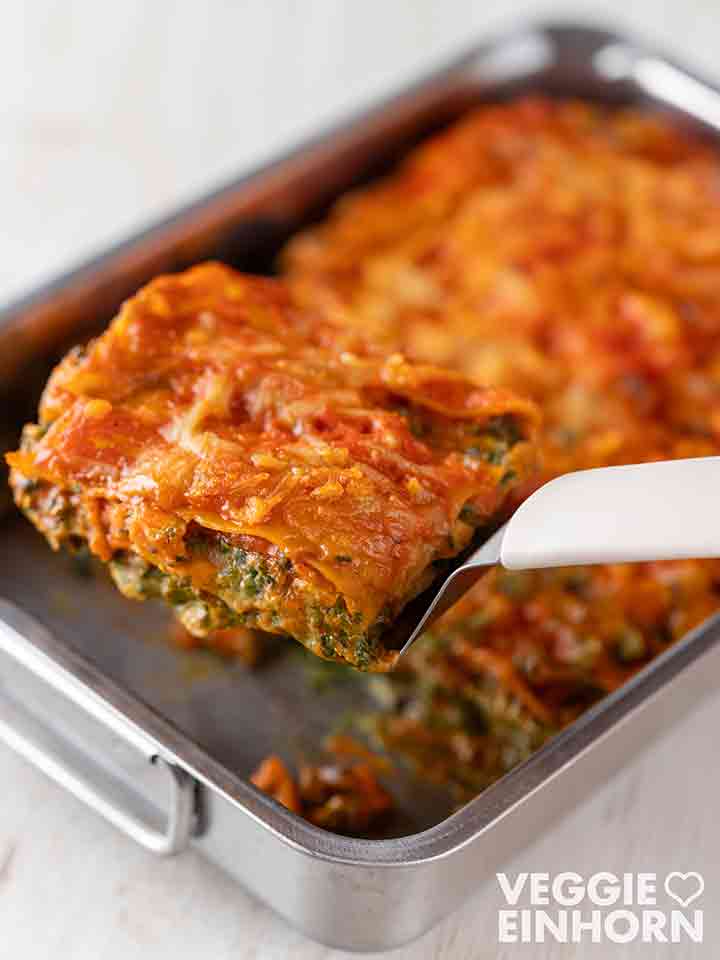 Auflaufform mit veganer Gemüselasagne mit Spinat, Pilzen und Möhren