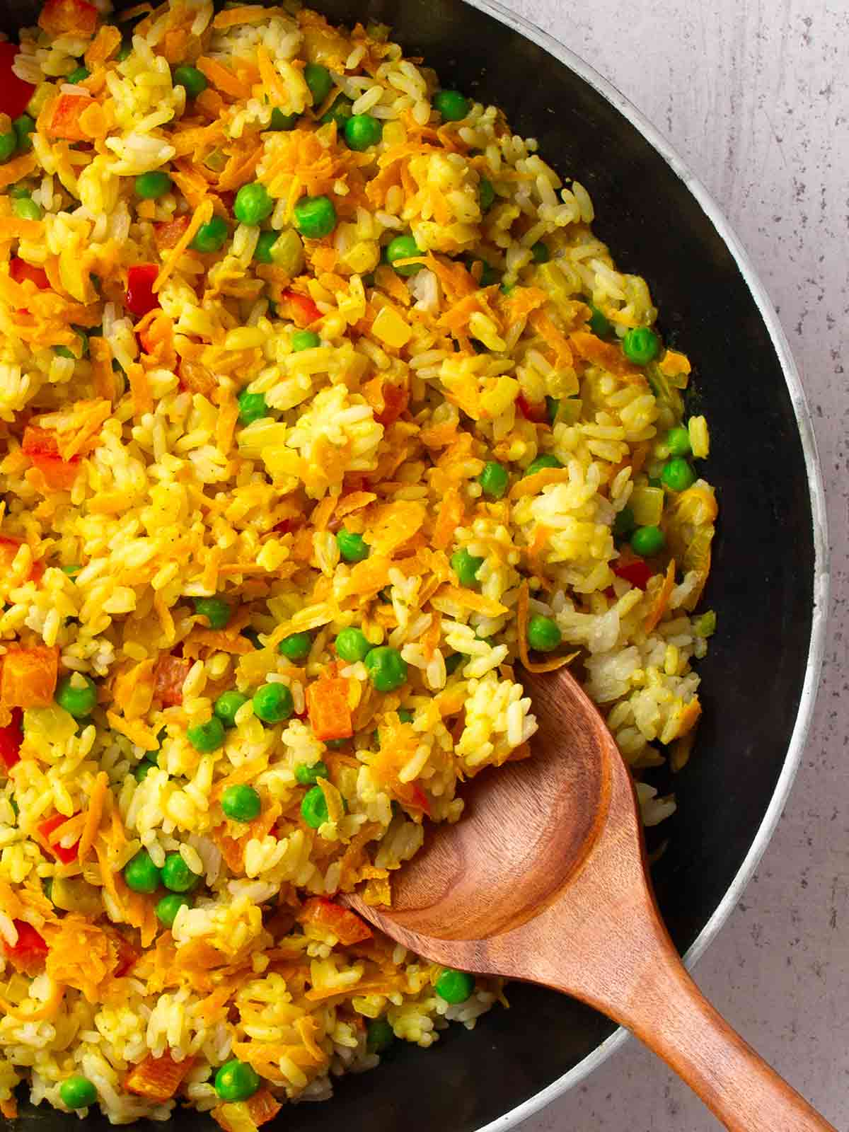 Vegane Gemüsepfanne mit Frischkäse und Reis