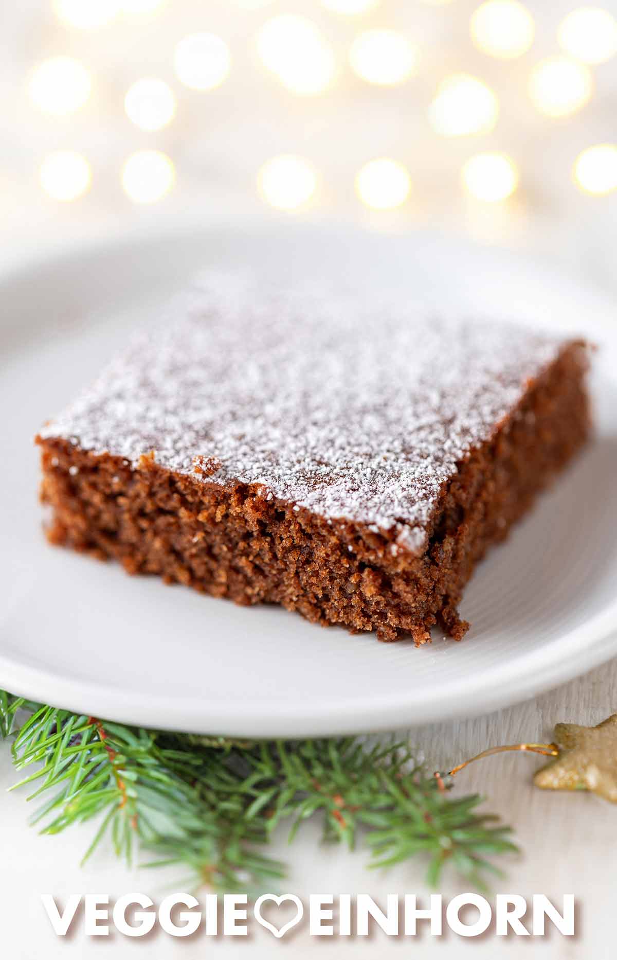 Der einfache Gewürzkuchen vom Blech ist saftig und lecker. Einfache vegane Gewürzschnitten vom Blech