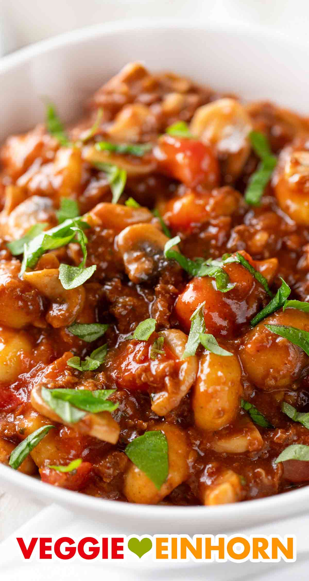 Die schnelle Gnocchi Pfanne mit Champingons, Veggie Hackfleisch und Tomaten ist vegetarisch und vegan. Vegane Gnocchi Pfanne mit Pilzen und veganem Hackfleisch