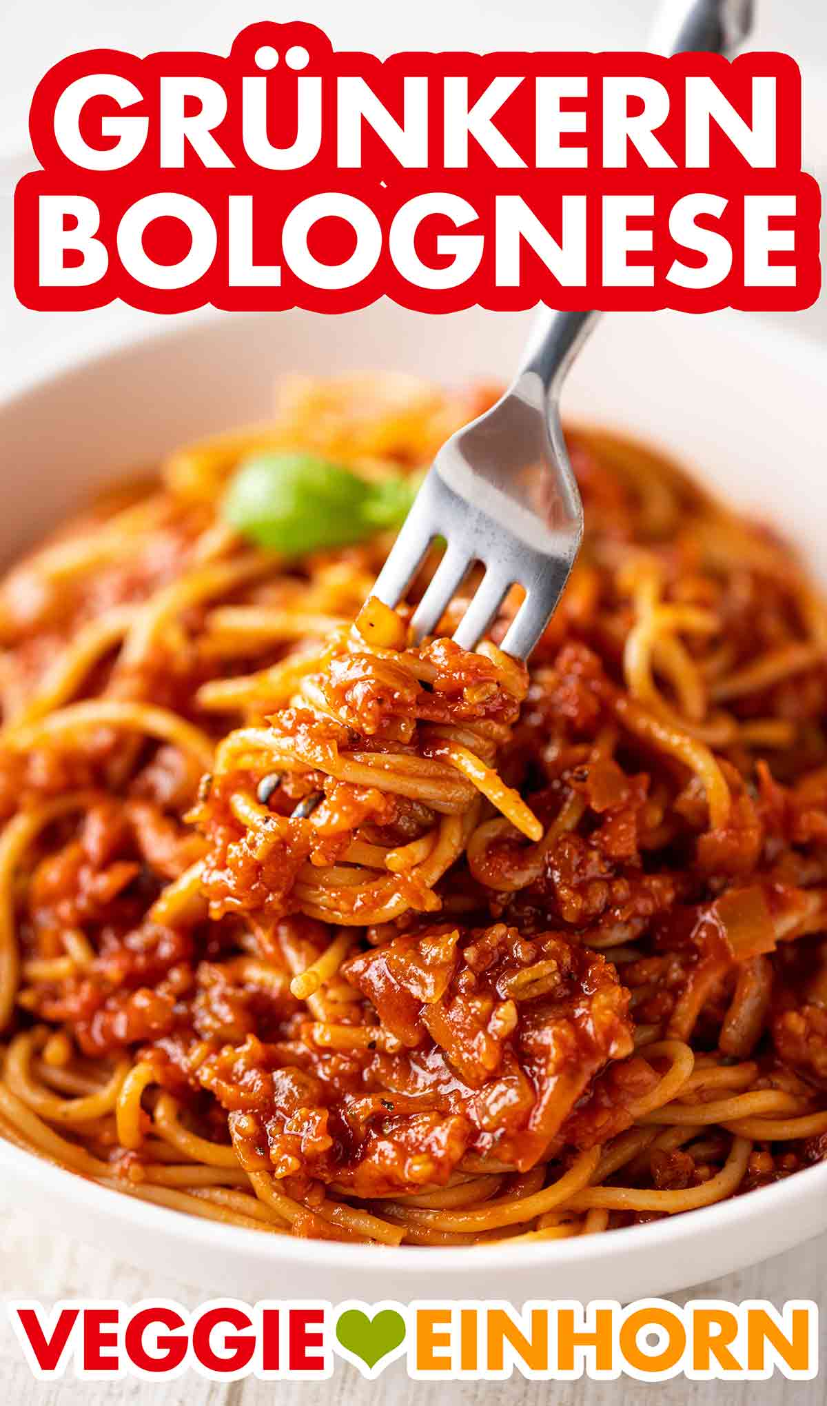 Spaghetti mit veganer Grünkernbolognese Soße. Grünkern Bolognese auf einem Teller
