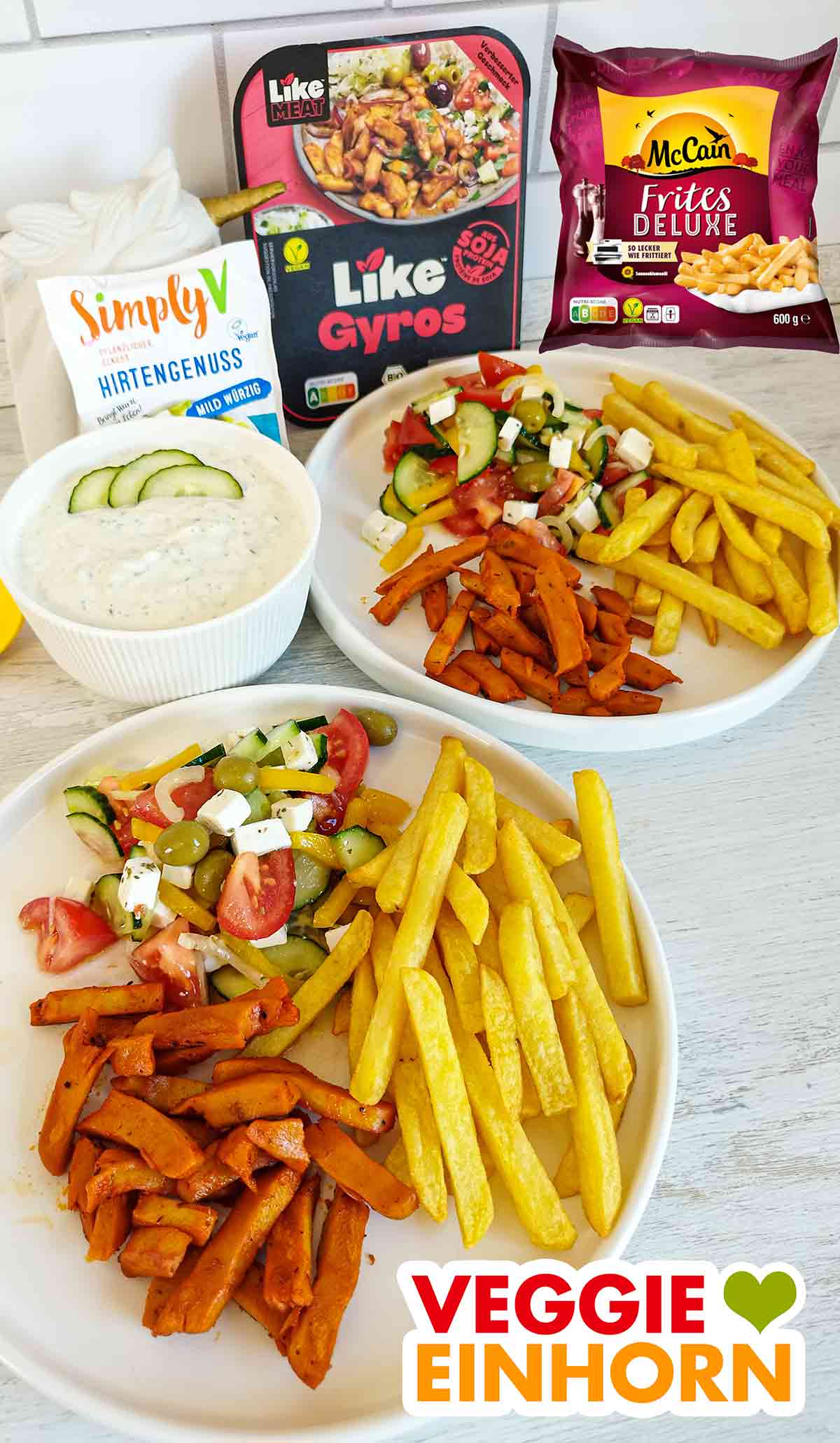 Das Like Meat Gyros auf veganen Gyros Tellern mit Pommes. Vegane Gyros Teller mit Zaziki, griechischem Bauernsalat und Pommes