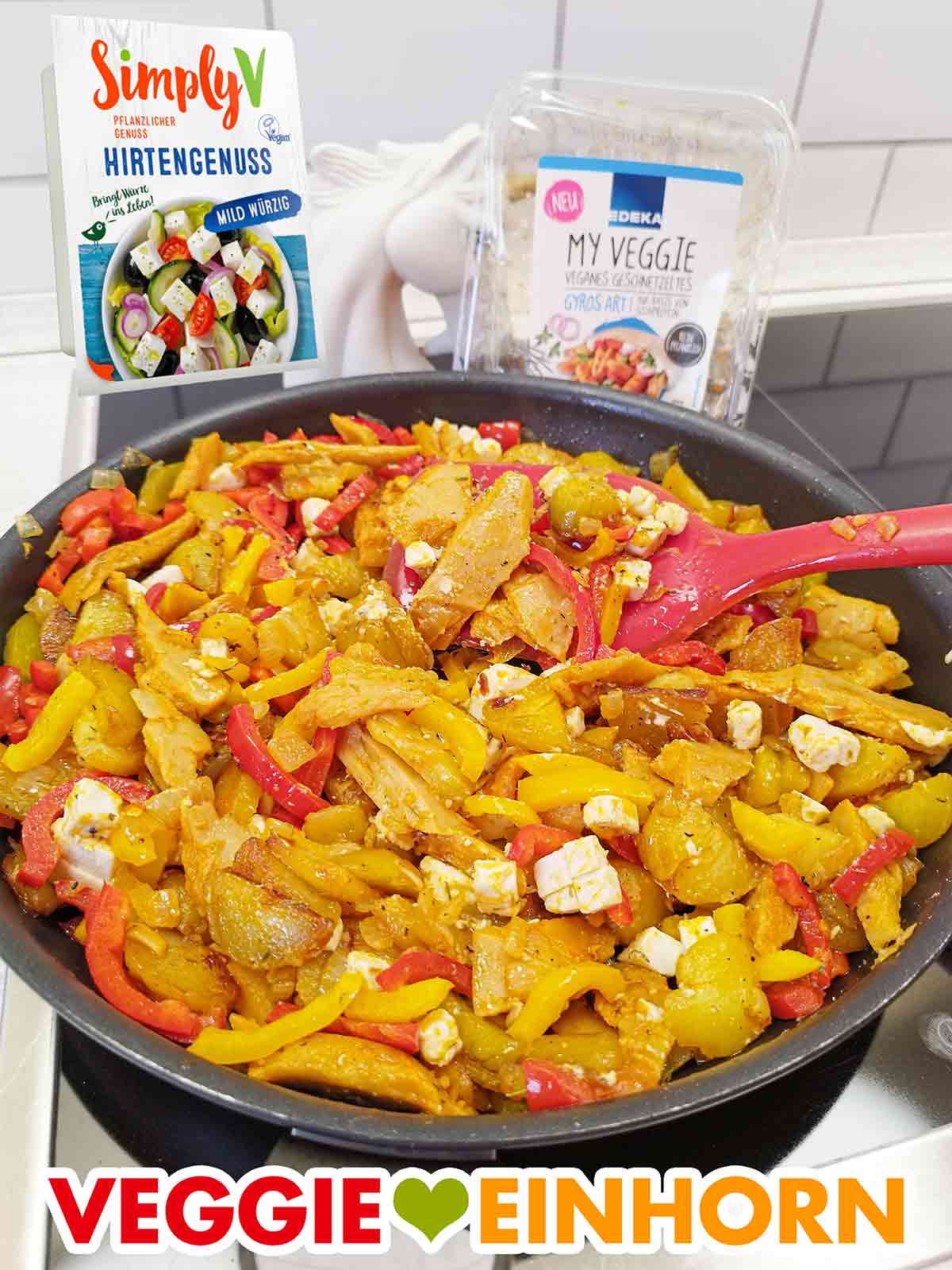 Die Gyrospfanne ist vegetarisch und vegan. Vegane Gyrospfanne mit Kartoffeln, veganem Gyros von EDEKA My Veggie, veganem Feta von Simply V und roter Paprika