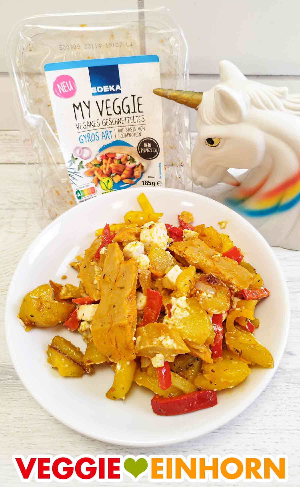 Das vegane Gyros von Edeka My Veggie schmeckt sehr gut in der Kartoffel-Gyrospfanne mit Paprika und veganem Feta. Teller mit veganer Kartoffel-Gyrospfanne mit veganem Gyros von EDEKA My Veggie und veganem Feta von Simply V Hirtengenuss