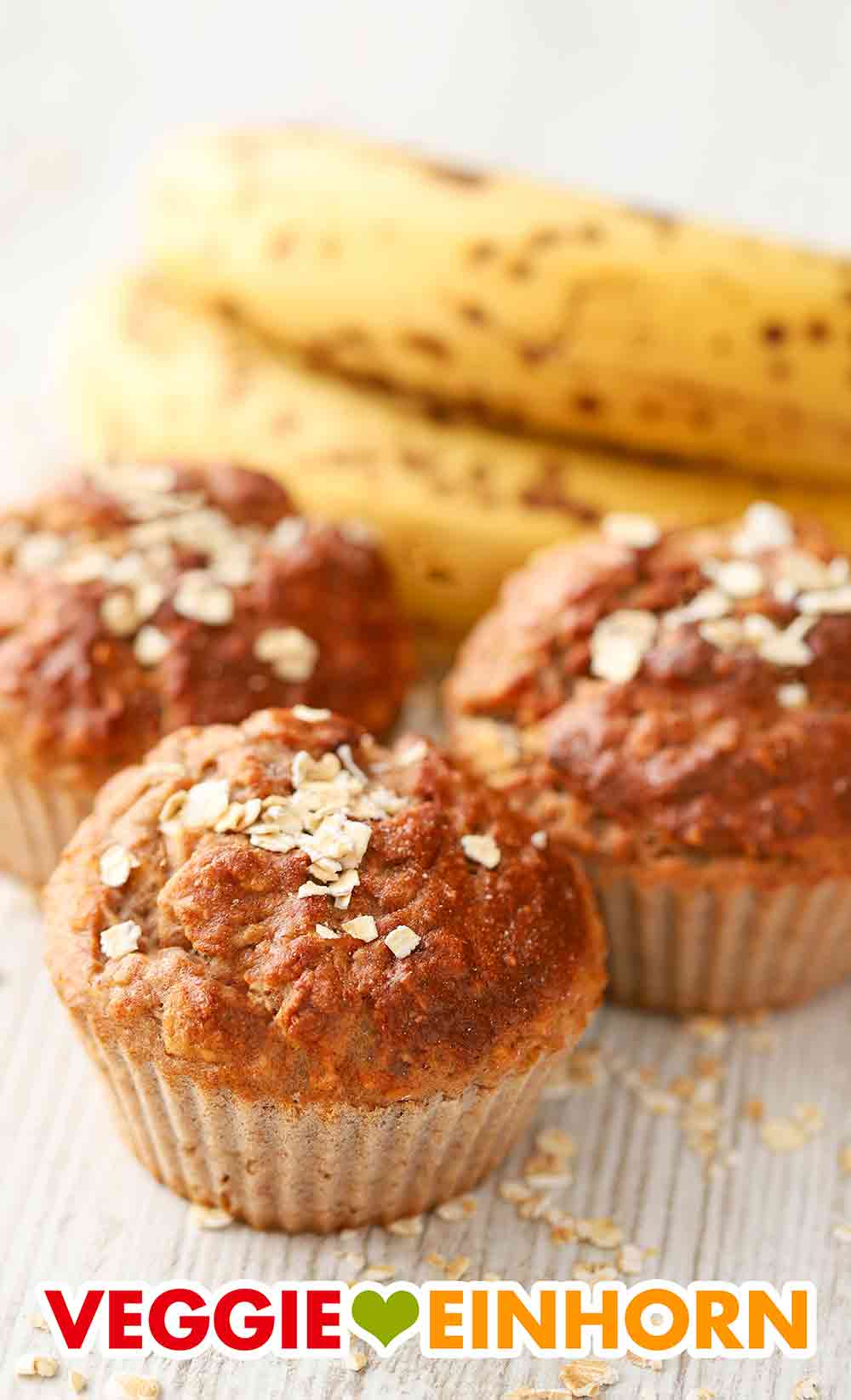 Die Haferflocken Bananen Muffins ohne Zucker sind gesunde Frühstücksmuffins. Drei Haferflocken Muffins und zwei reife Bananen
