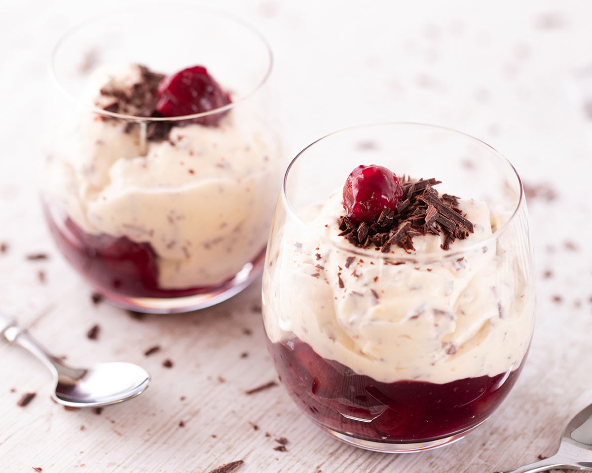 Die Herrencreme mit Kirschen ist vegan. Vegane Herrencreme mit Kirschen in einem Dessertglas