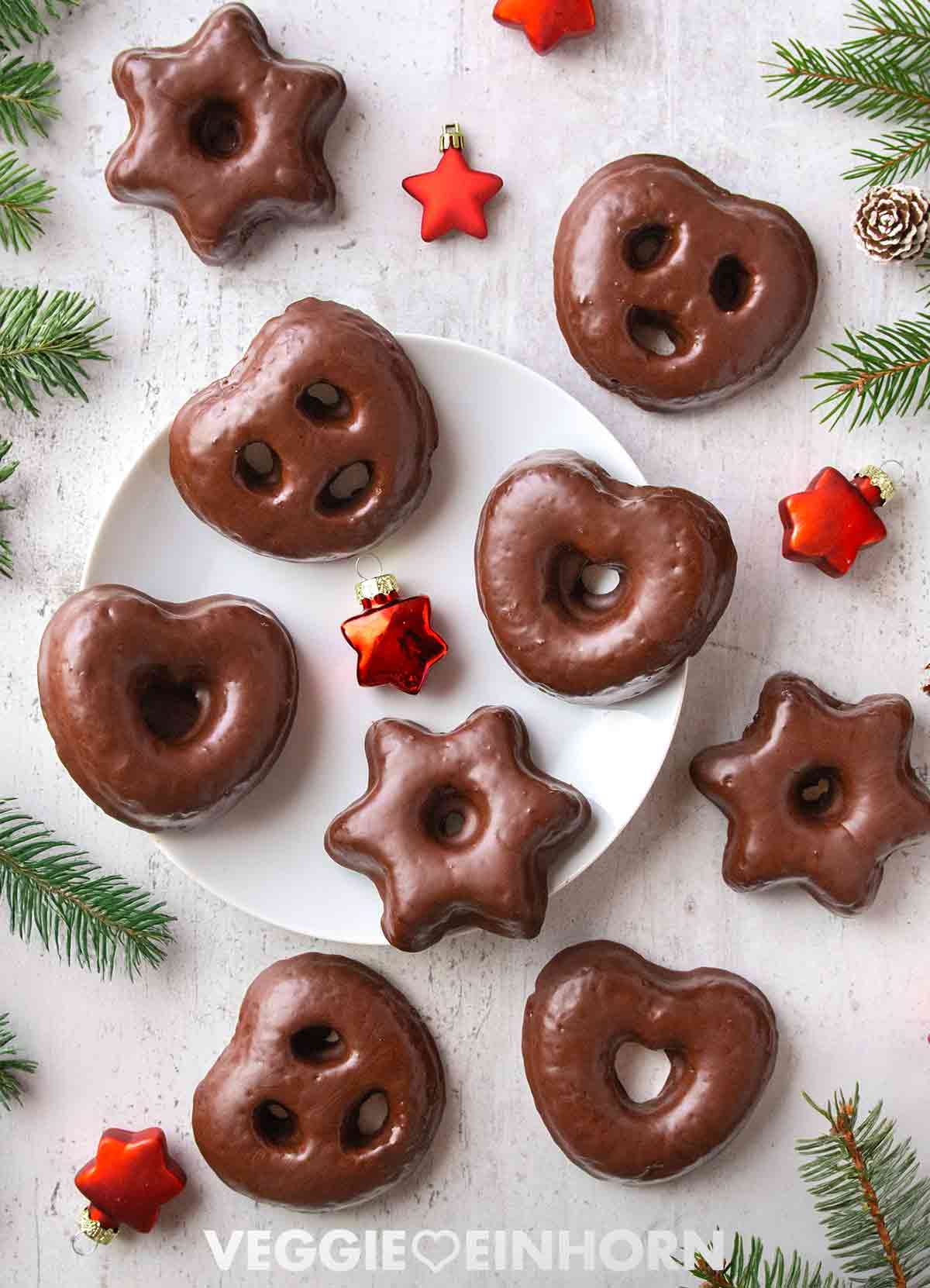 Weiche vegane Lebkuchen mit veganer Schokoglasur Vegane Lebkuchen mit Schokolade mit Weihnachtsdekoration
