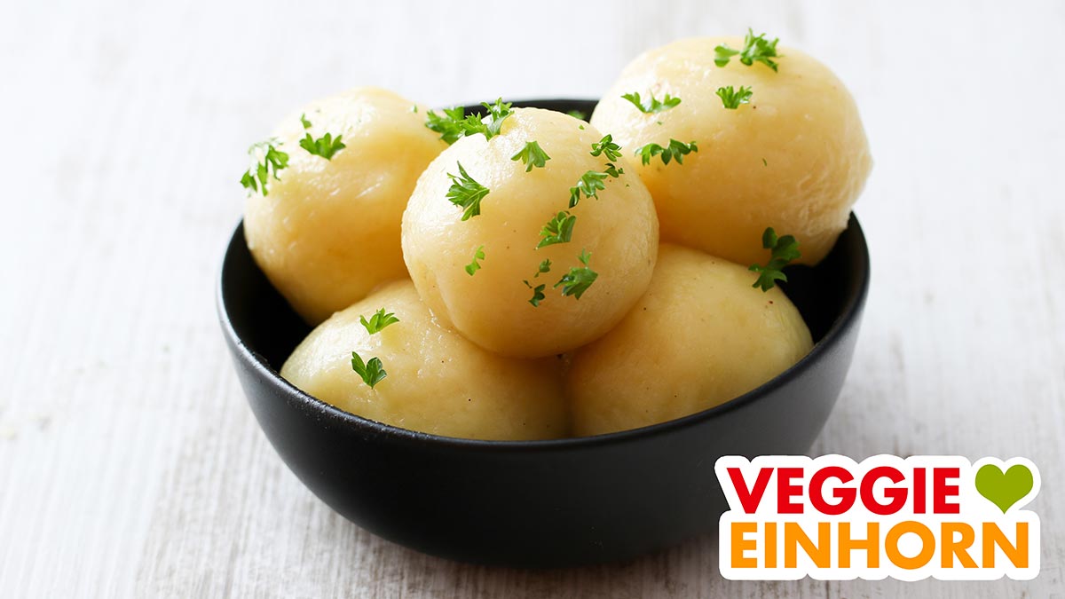 Vegane Kartoffelknödel mit Petersilie bestreut Vegane Kartoffelknödel in einer Schüssel