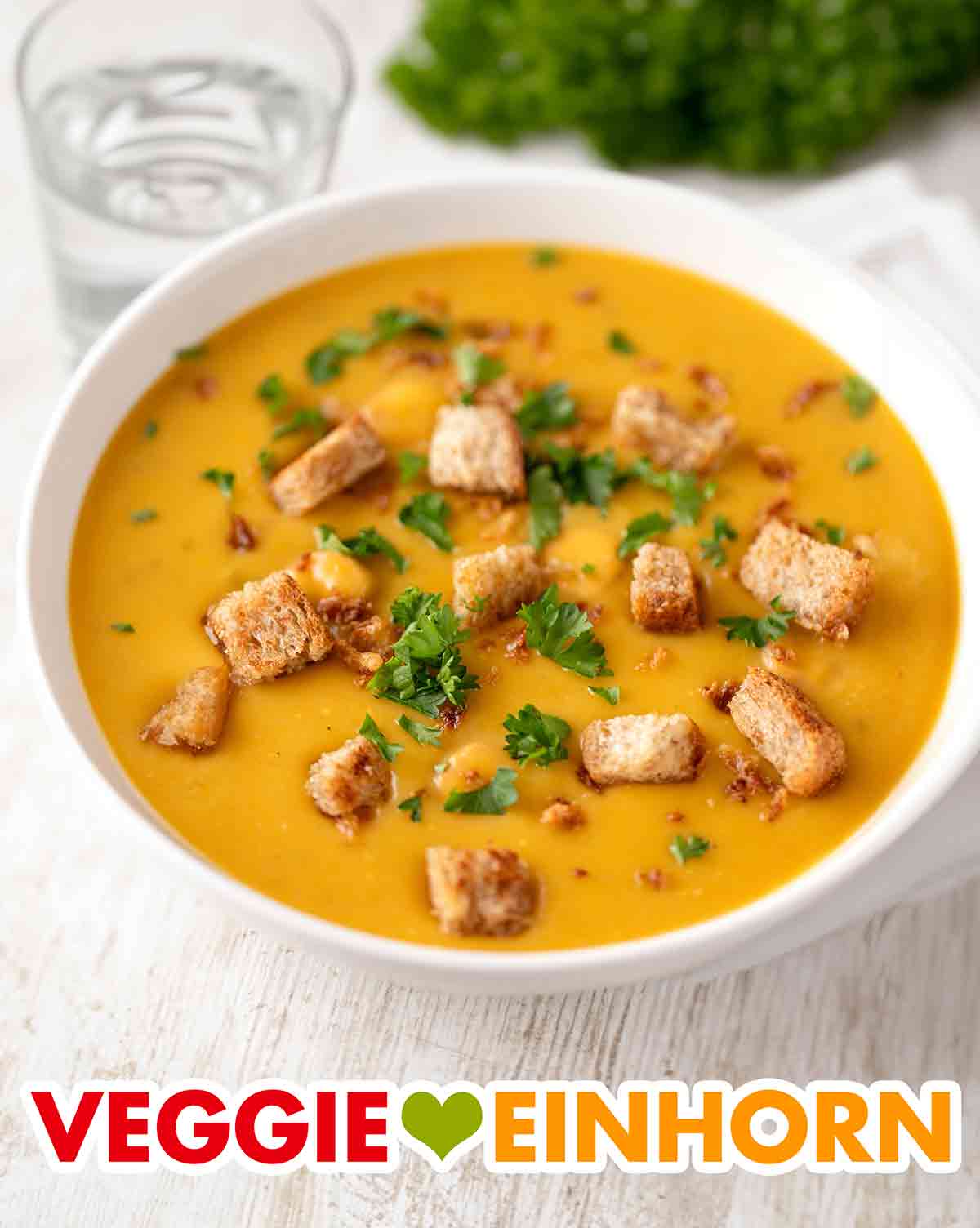 Die einfache vegane Kartoffelsuppe ist cremig und deftig wie bei Oma. Deftige vegane Kartoffelsuppe mit veganen Wiener Würstchen, Croutons und Petersilie